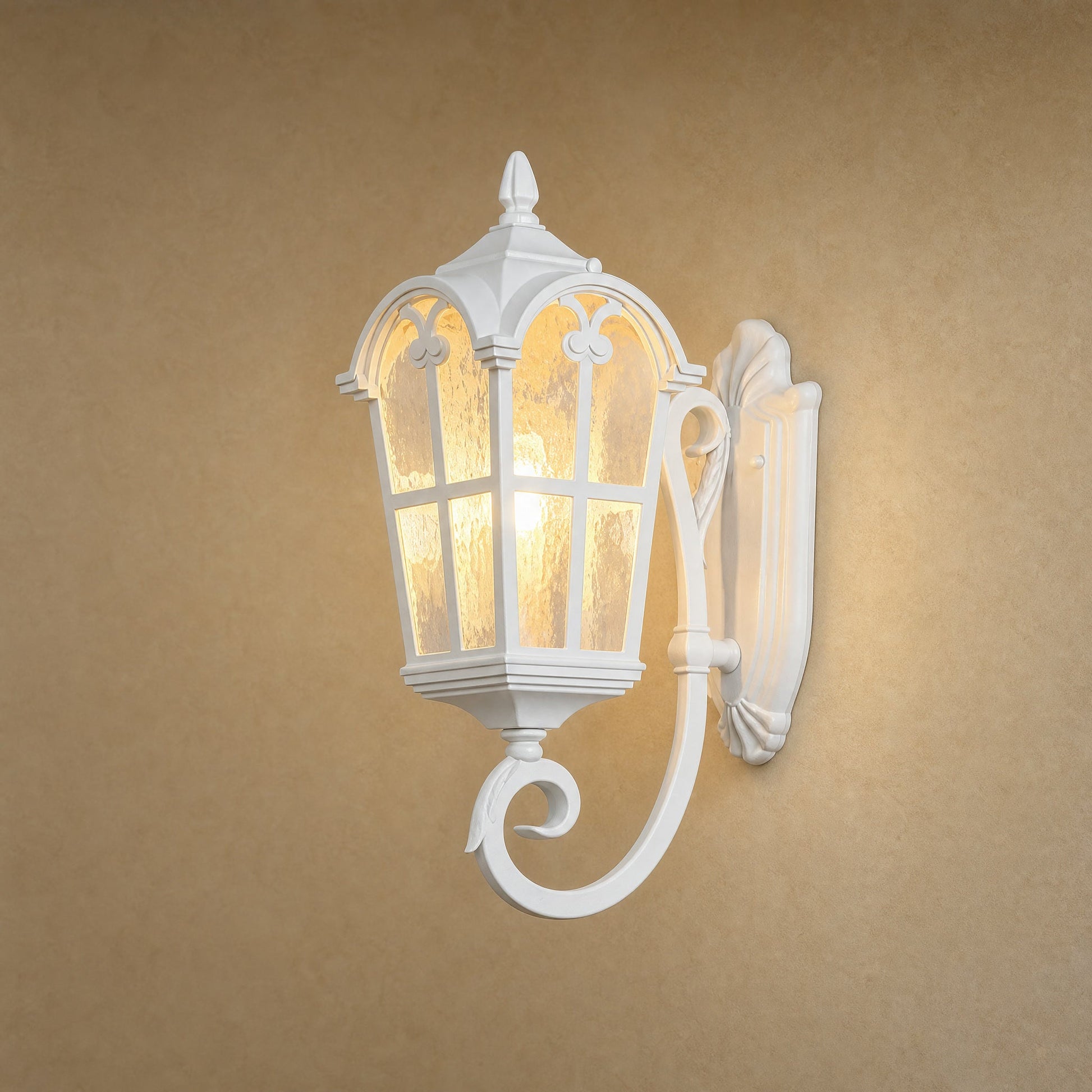 Lanterne murale extérieure blanche Portessa, modèle Lanterne Dressée, aluminium moulé et verre martelé | Delvanie