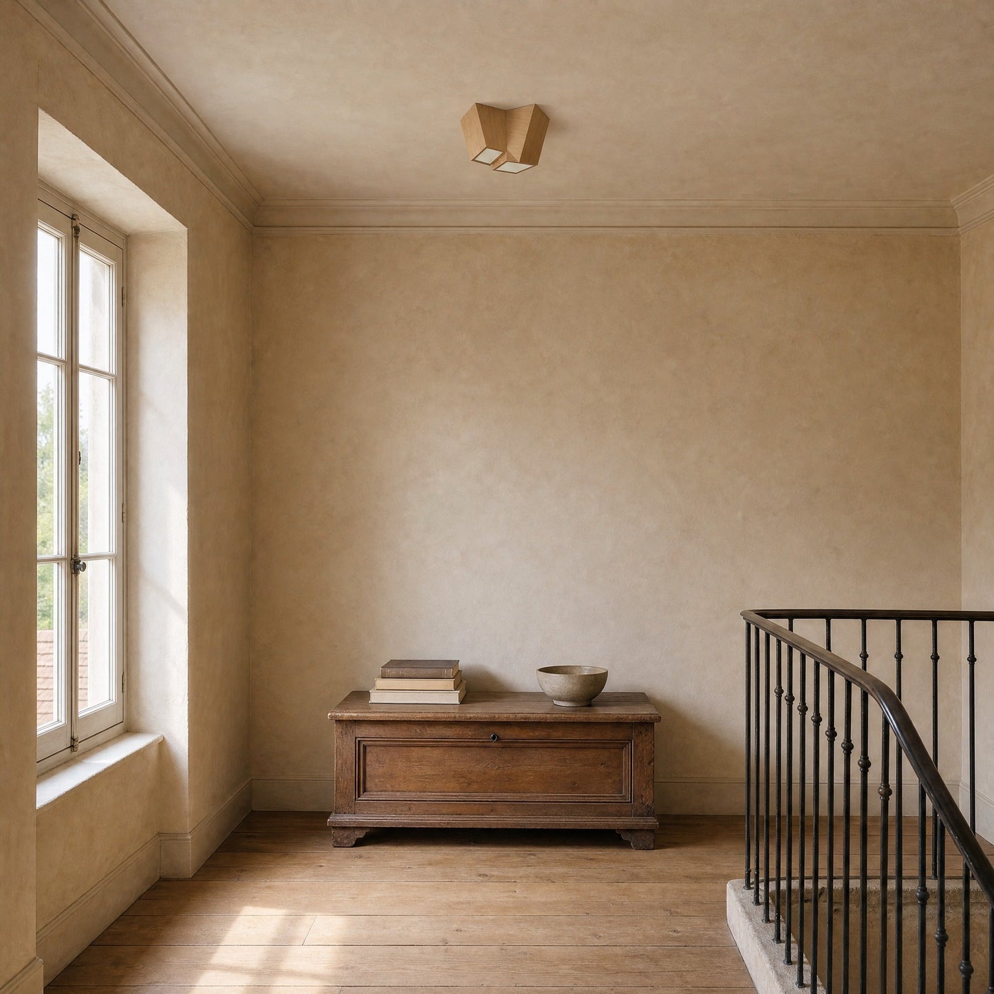 Plafonnier Havori chêne clair deux lames sur le palier d'une maison ancienne, de jour | Delvanie