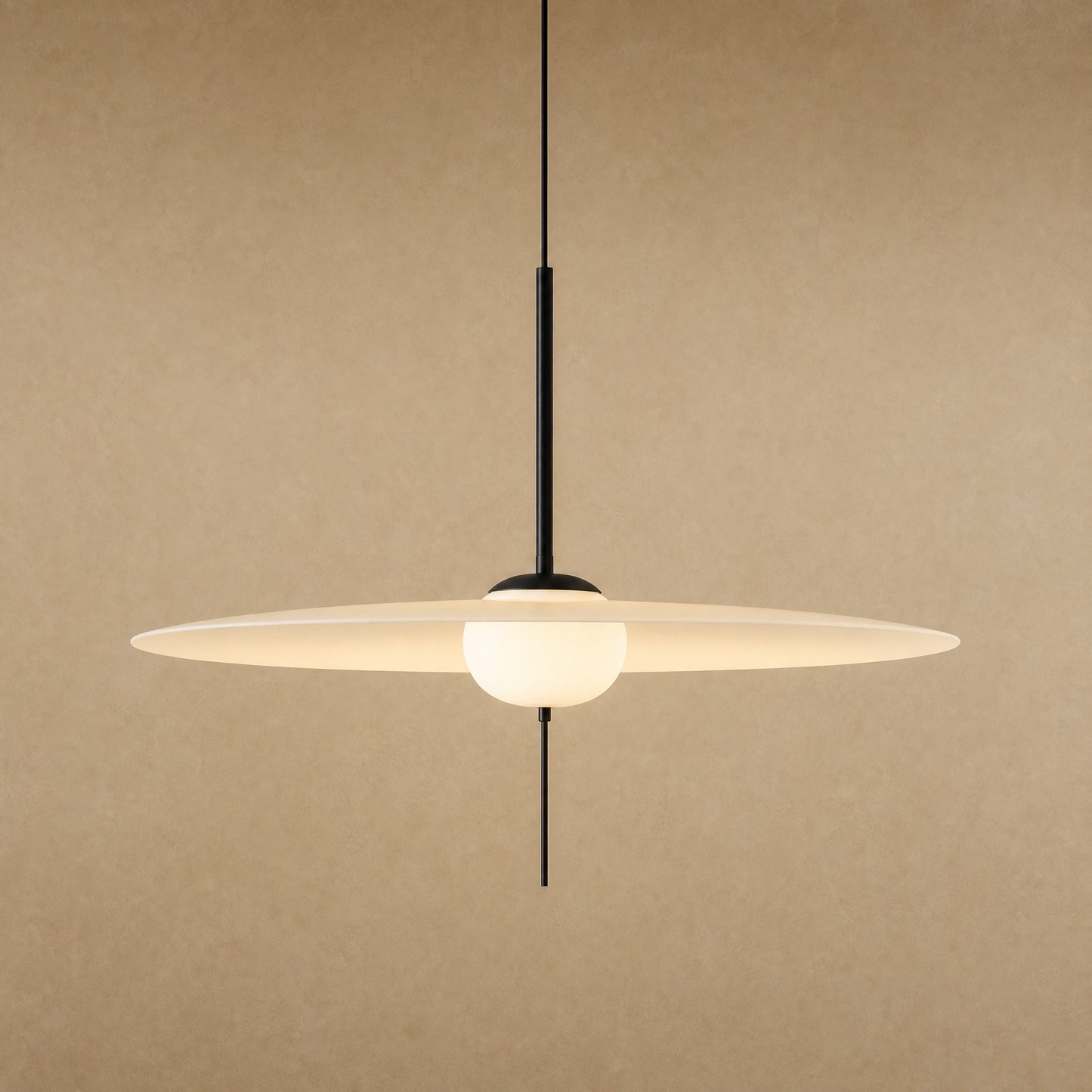 Grande suspension Marlova, aile d'acrylique blanc translucide traversée d'un globe opale, vue de face | Delvanie