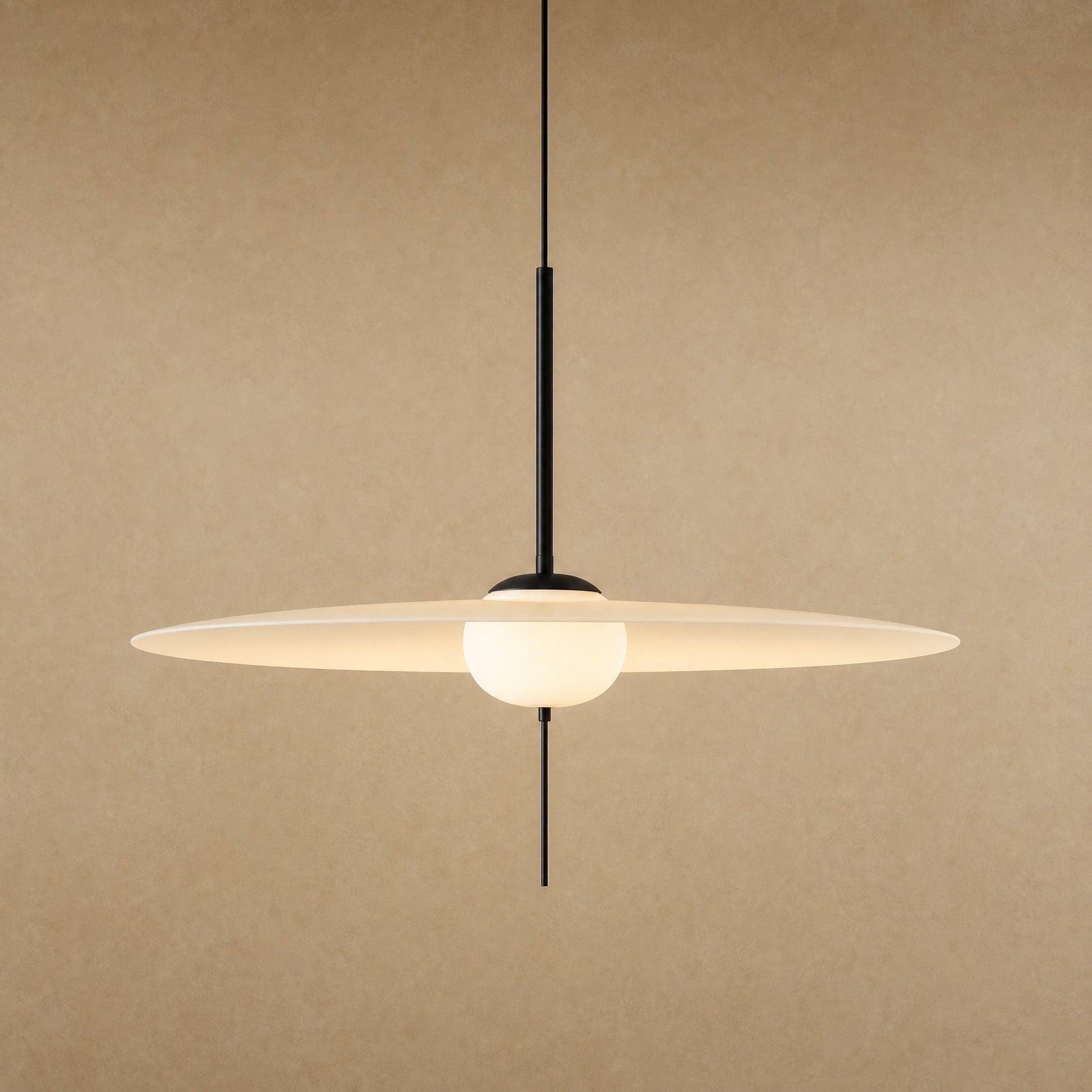 Grande suspension Marlova, aile d'acrylique blanc translucide traversée d'un globe opale, vue de face | Delvanie