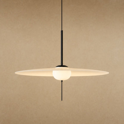 Grande suspension Marlova, aile d'acrylique blanc translucide traversée d'un globe opale, vue de face | Delvanie