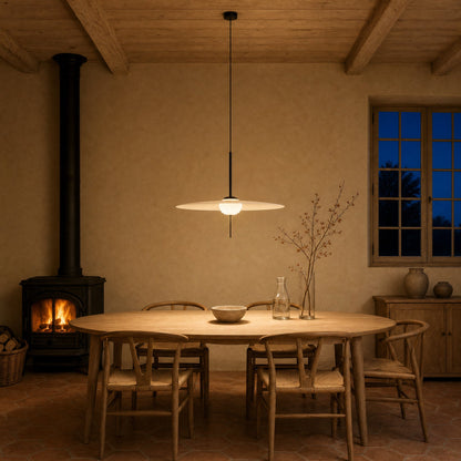 Grande suspension Marlova allumée au-dessus d'une table ovale, salle à manger de maison de campagne au poêle à bois | Delvanie