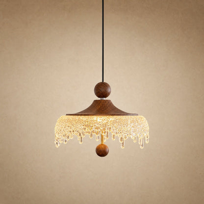 Petite suspension Aubine, chapeau de bois teinté noyer et frange d'acrylique givré, allumée | Delvanie