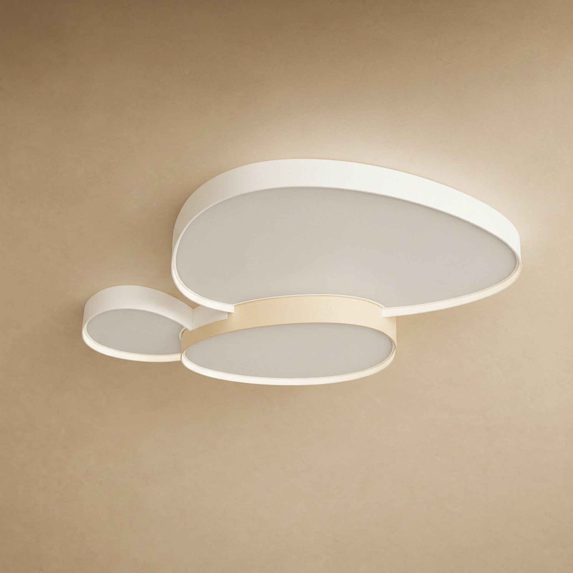 Plafonnier blanc Anteva en version trio de trois galets, packshot | Delvanie