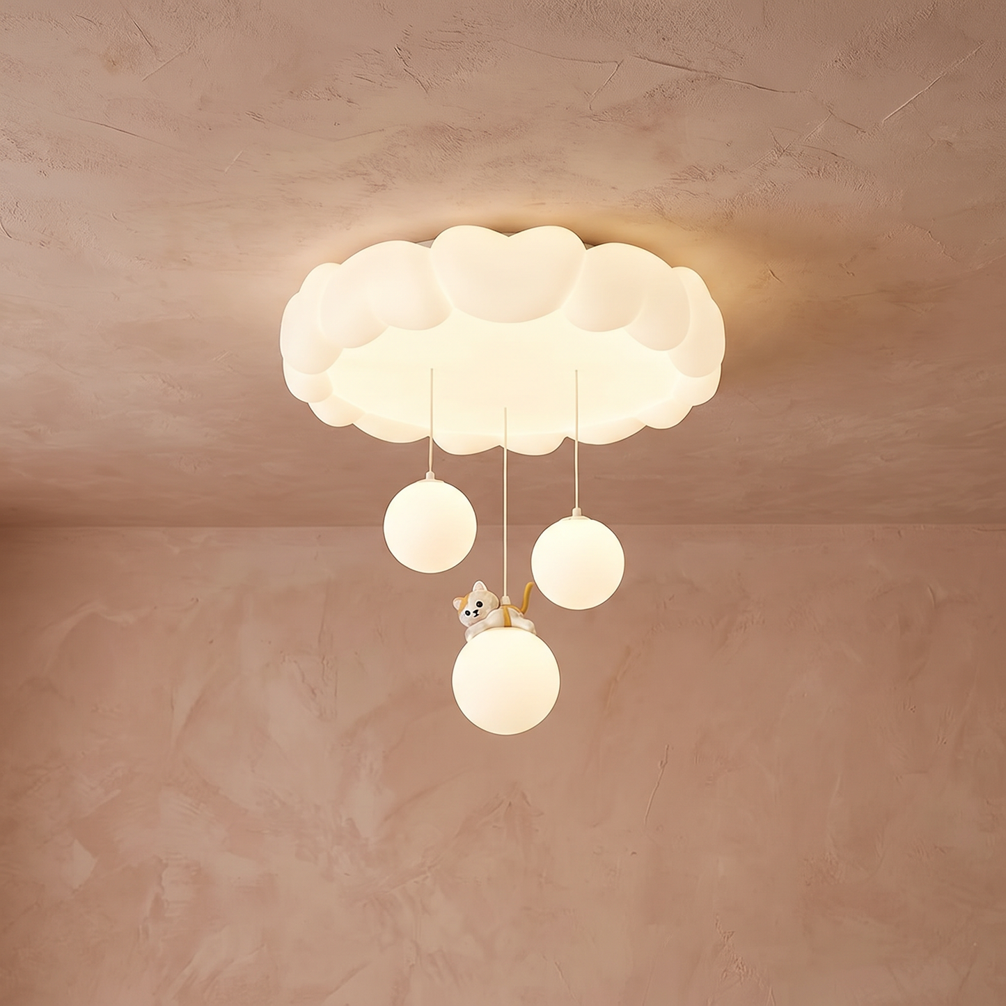 Plafonnier Célyna Nuages, installé au plafond, allumé, fond plâtre rose-beige