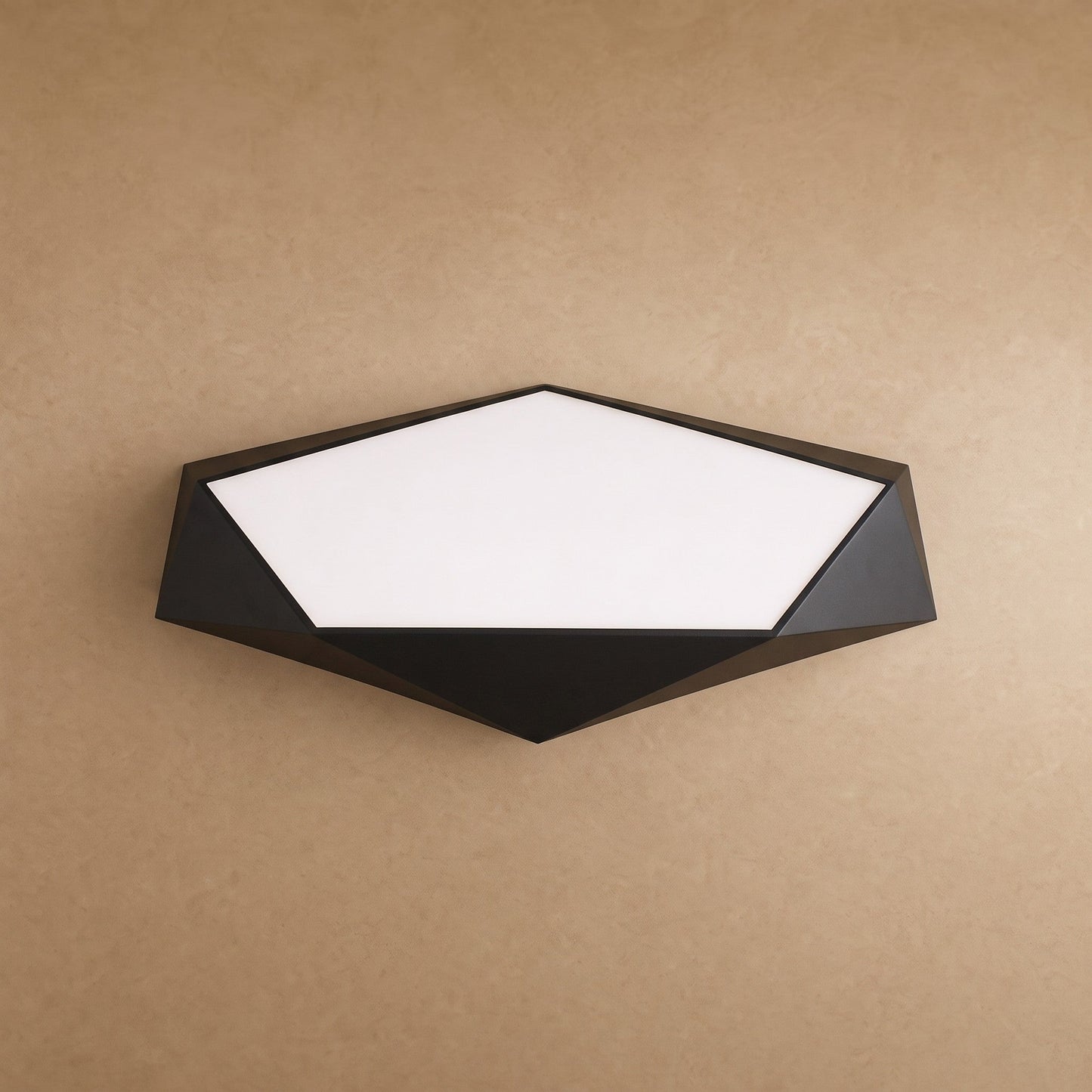 Plafonnier plat pentagone facetté noir, packshot | Delvanie