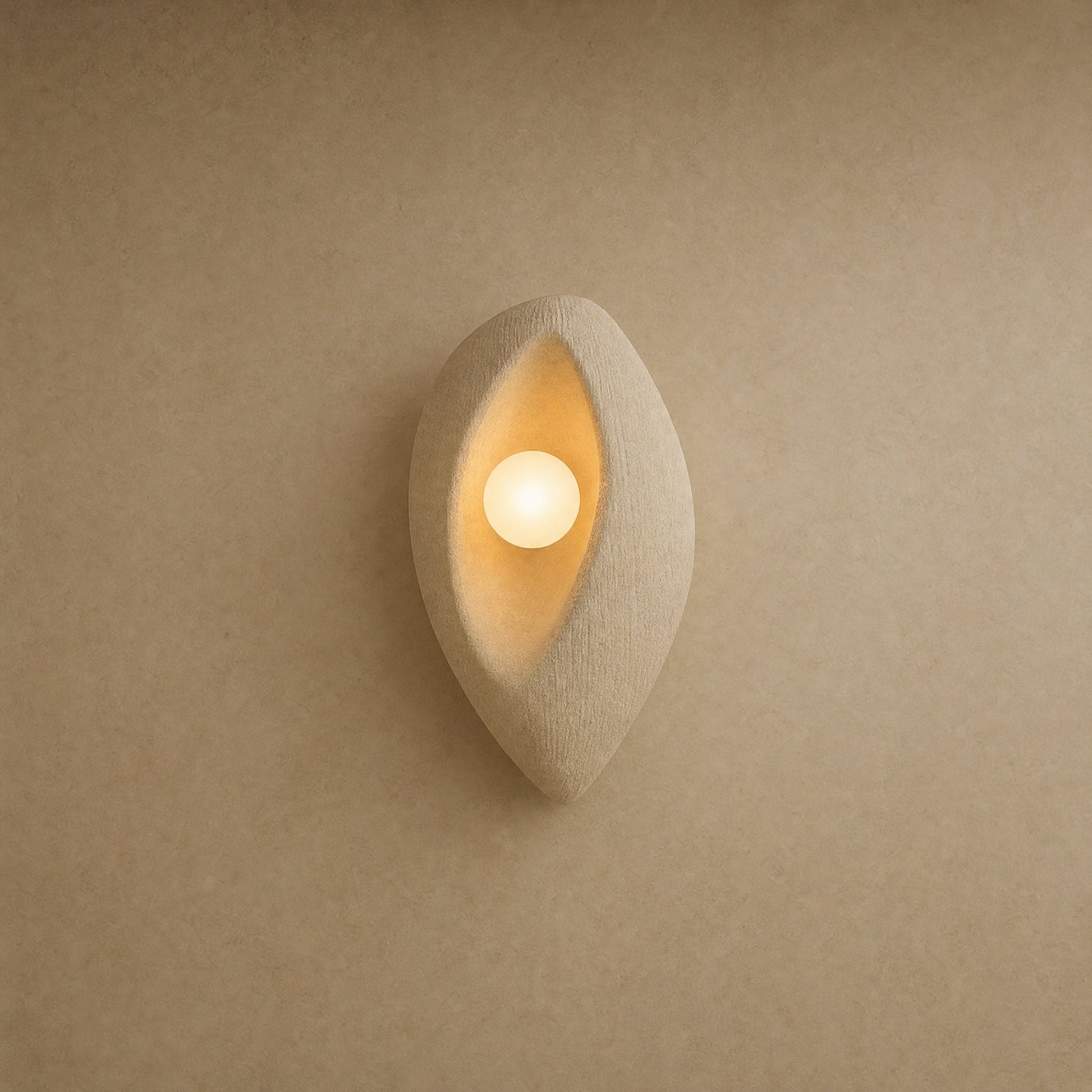 Lampe de chevet murale Sakumi, coque Pétale écrue de 30 x 18 cm allumée | Delvanie