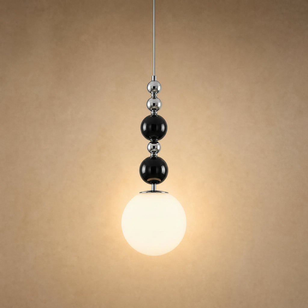 Suspension art déco à perles noires et globe opale blanc de 15 cm | Delvanie