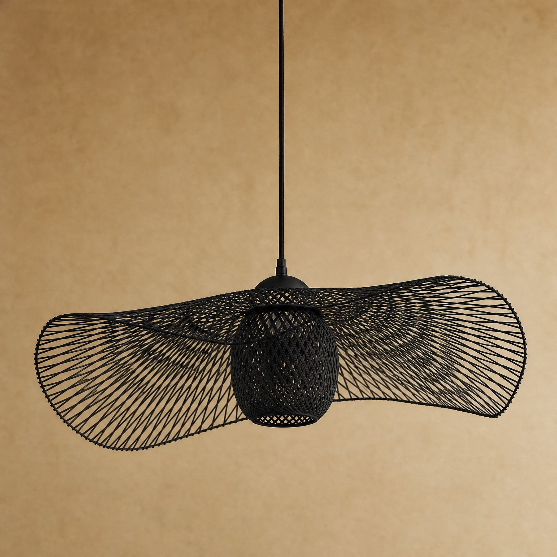 Suspension bambou Takenya en noir mat, packshot | Delvanie