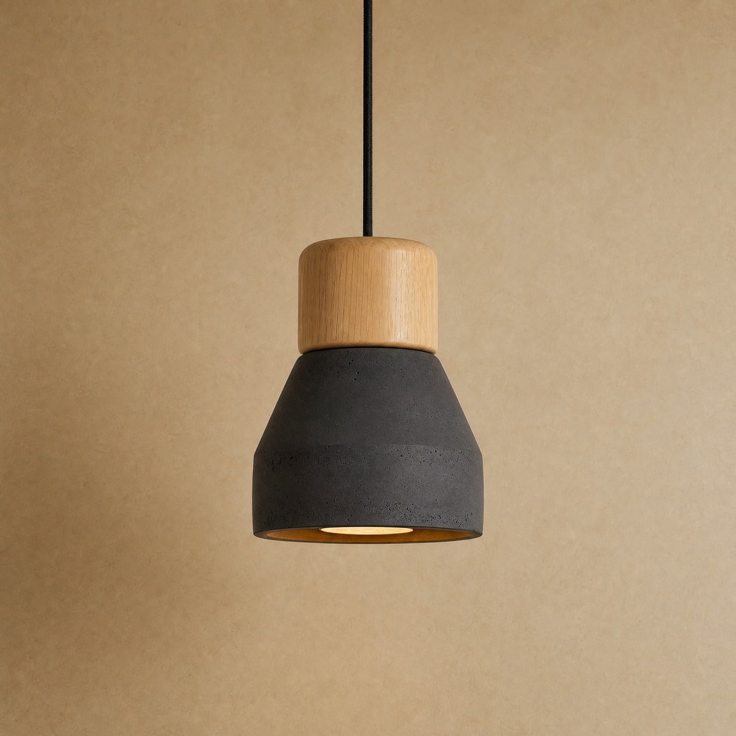 Suspension béton Noir à cône brut et cylindre de bois clair, Ø 12,5 cm | Delvanie
