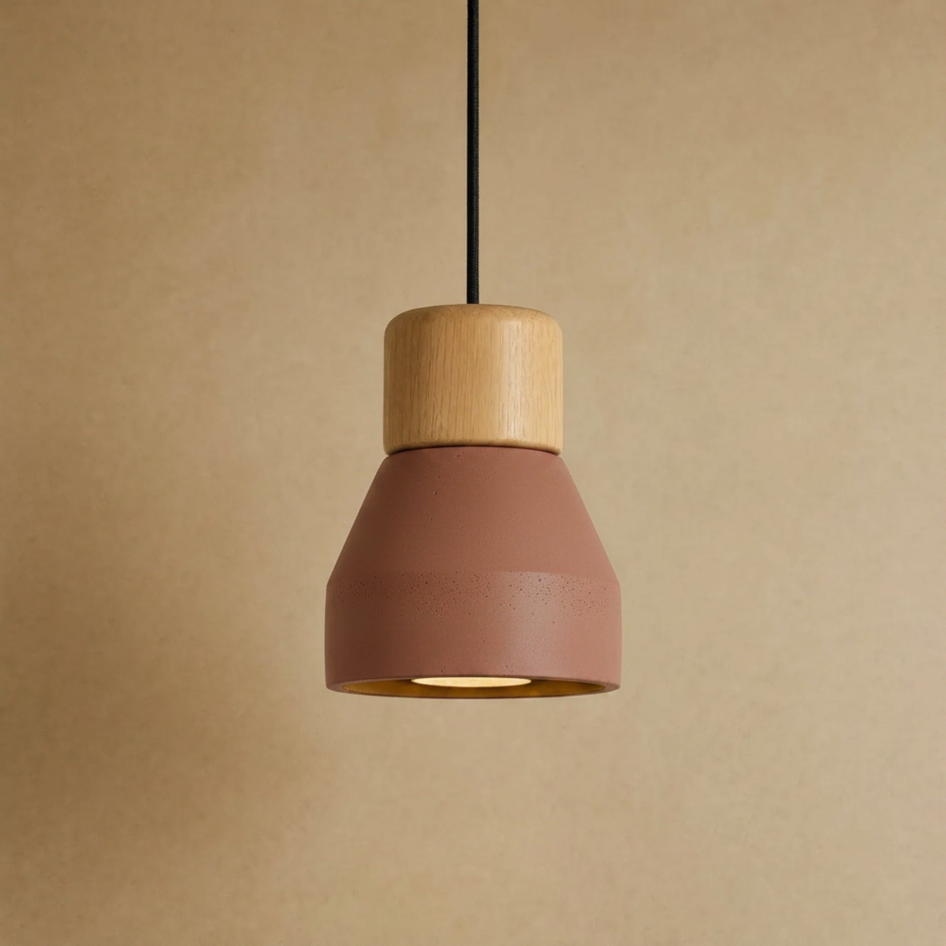 Suspension béton Terracotta à cône brut et cylindre de bois clair | Delvanie