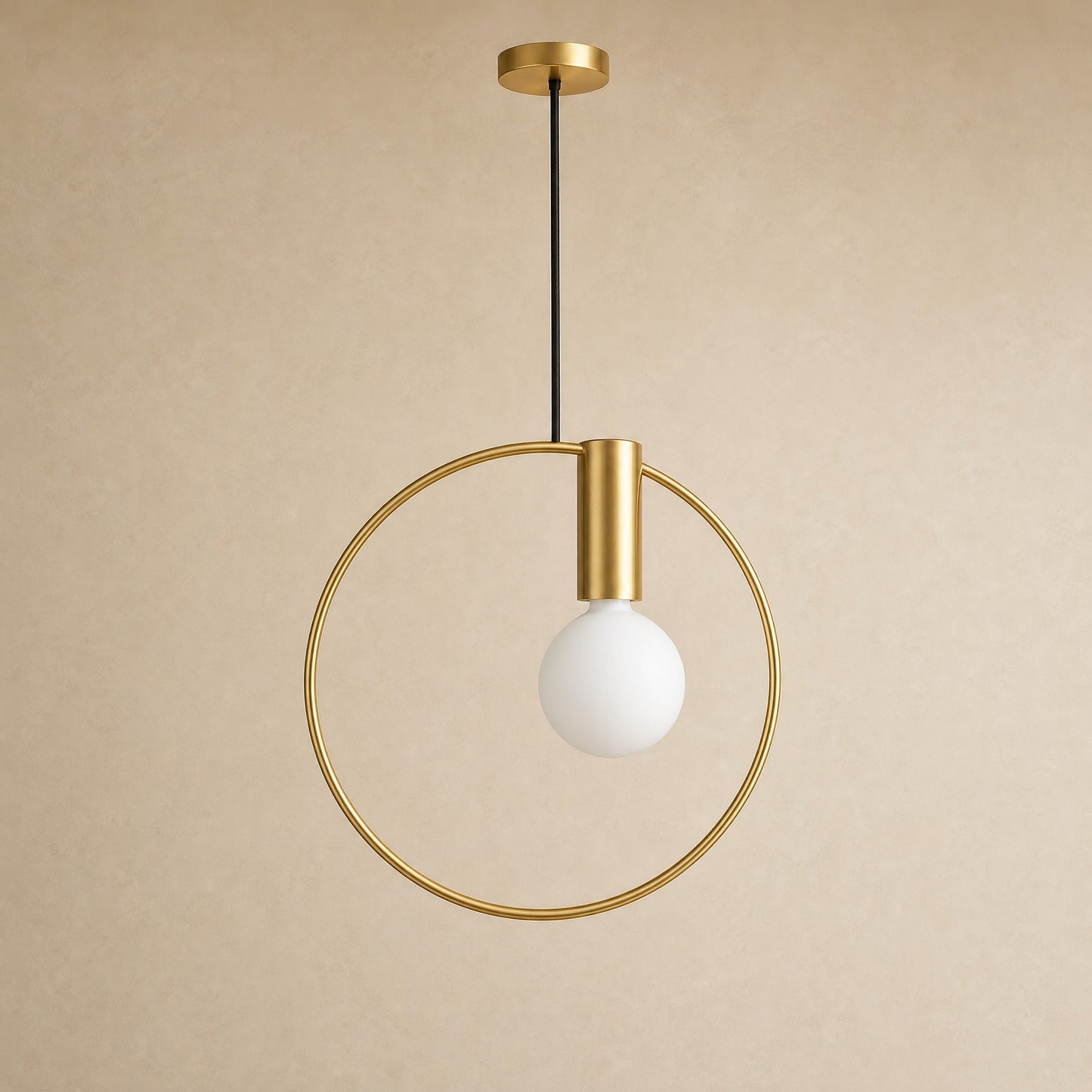 Suspension chevet anneau doré et globe opalin Miralto, packshot | Delvanie
