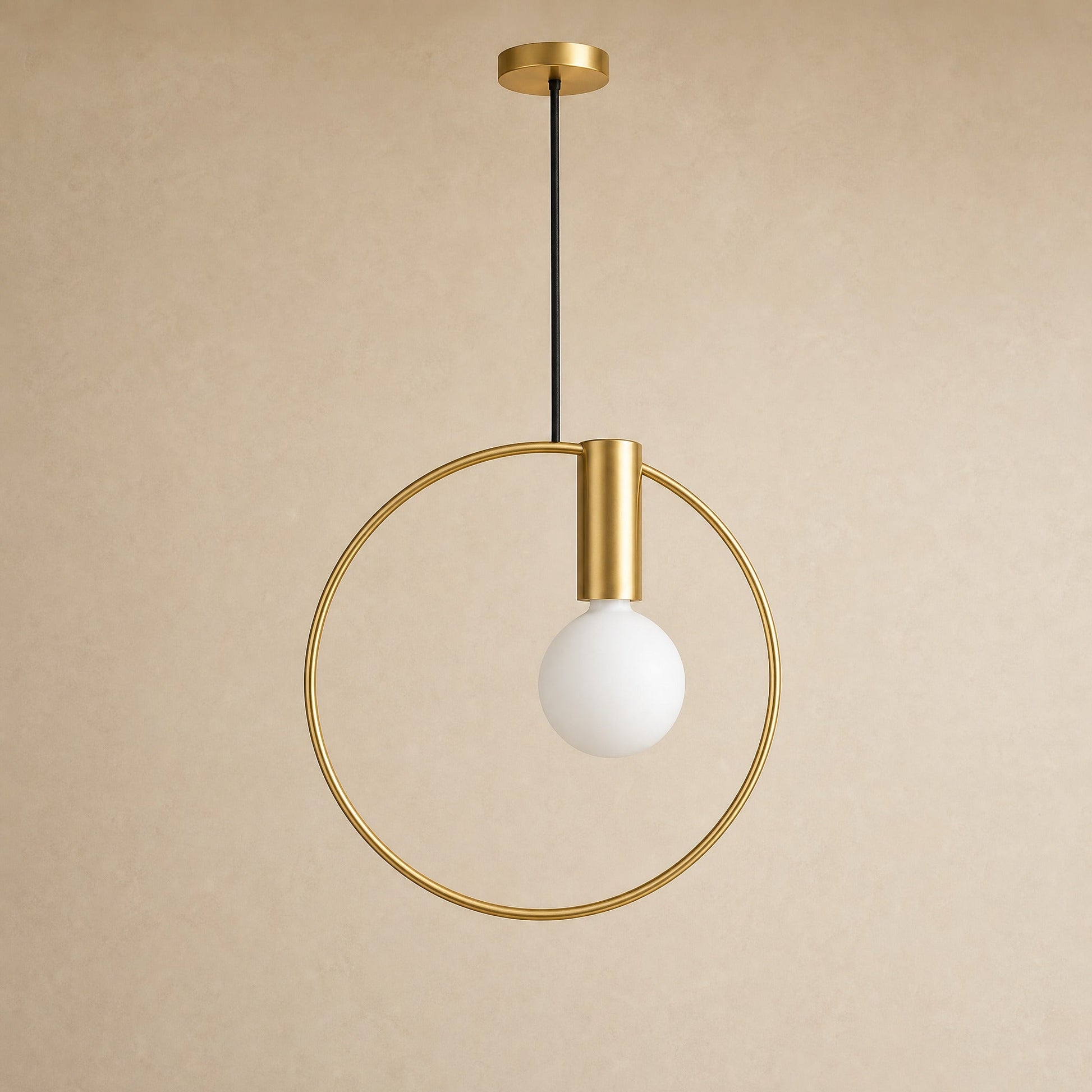 Suspension chevet anneau doré et globe opalin Miralto, packshot | Delvanie