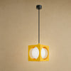 Suspension colorée Asobya, cube jaune en fer forgé et globe en verre opale | Delvanie