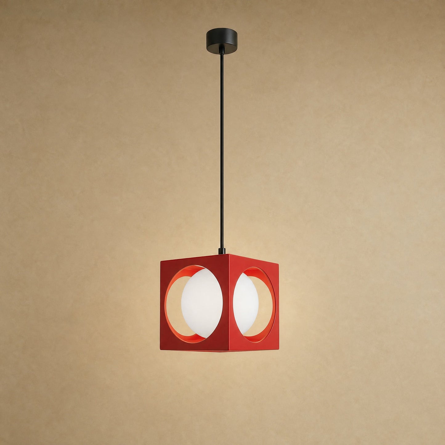 Suspension colorée Asobya, cube rouge en fer forgé et globe en verre opale | Delvanie
