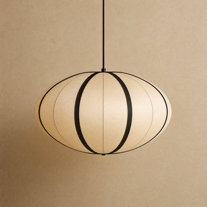 Suspension japonaise en soie Sétaya, packshot du modèle Lampion Satiné sur fond minéral chaud | Delvanie