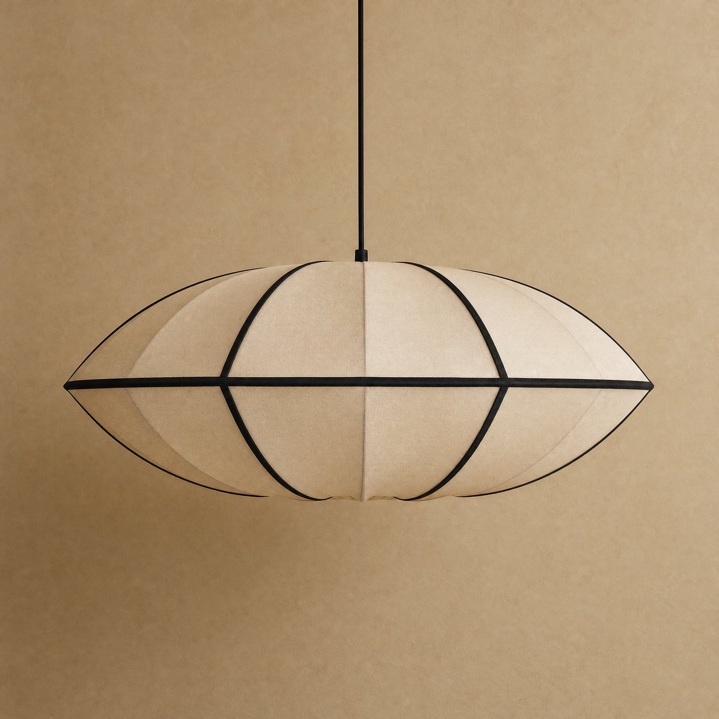 Suspension japonaise en soie Sétaya, packshot du modèle Soucoupe Beige sur fond minéral chaud | Delvanie