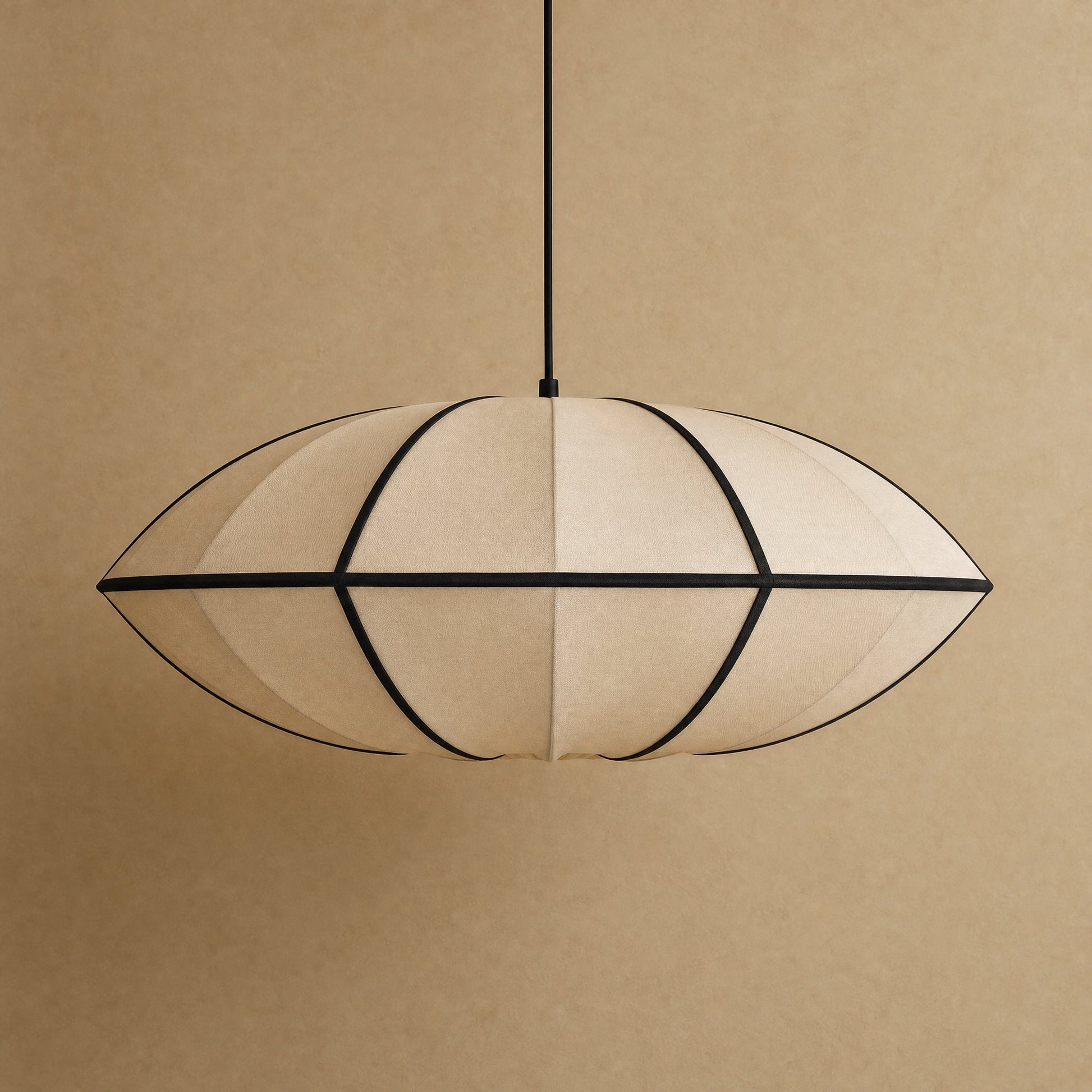 Suspension japonaise en soie Sétaya, packshot du modèle Soucoupe Beige sur fond minéral chaud | Delvanie