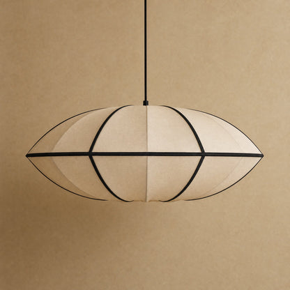 Suspension japonaise en soie Sétaya, packshot du modèle Soucoupe Beige sur fond minéral chaud | Delvanie