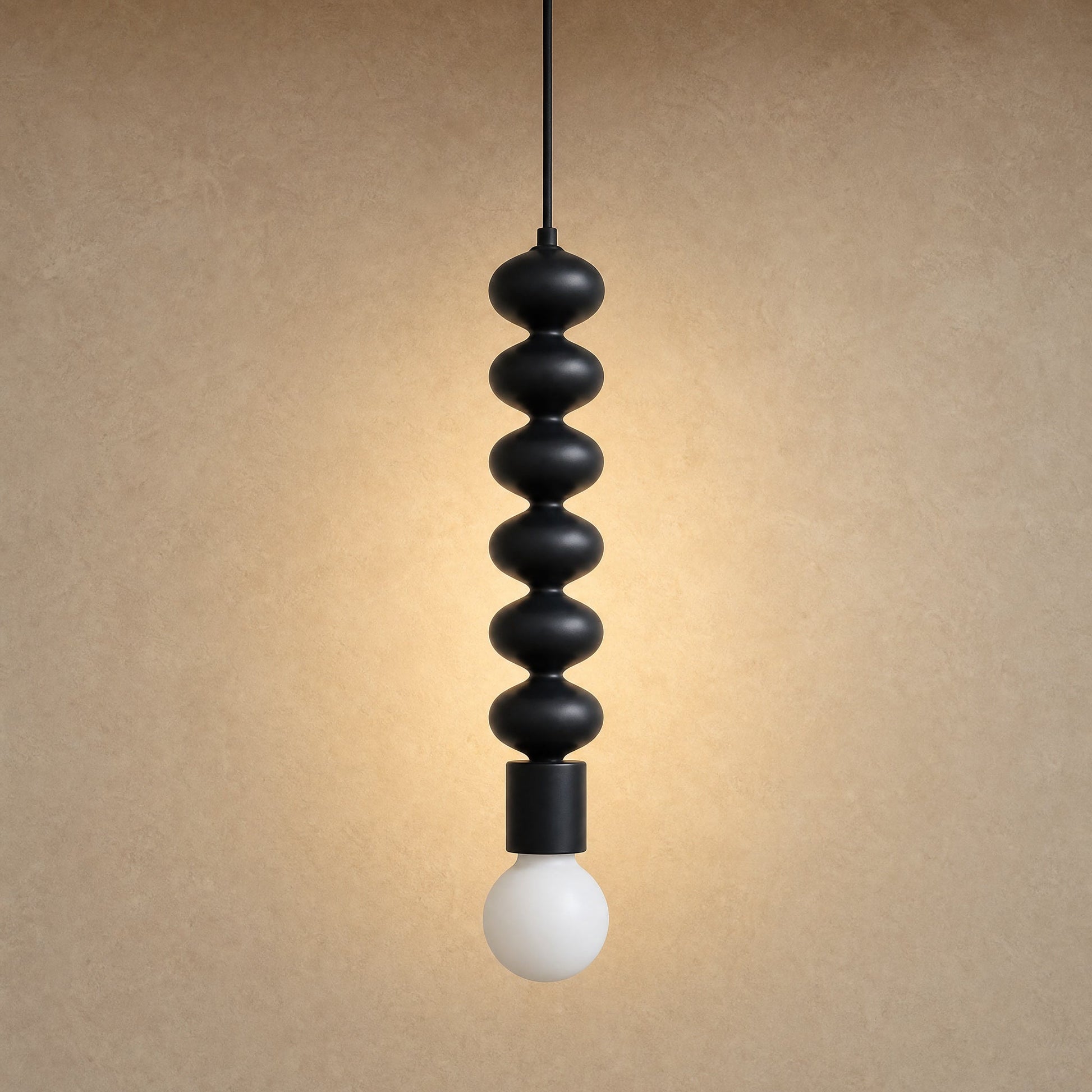 Suspension métal noir Tamayu, colonne de six perles noir mat et globe opale | Delvanie
