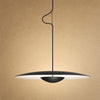 Suspension moderne à disque plat, finition noir mat, coupelle noire centrale sur tige de laiton | Delvanie