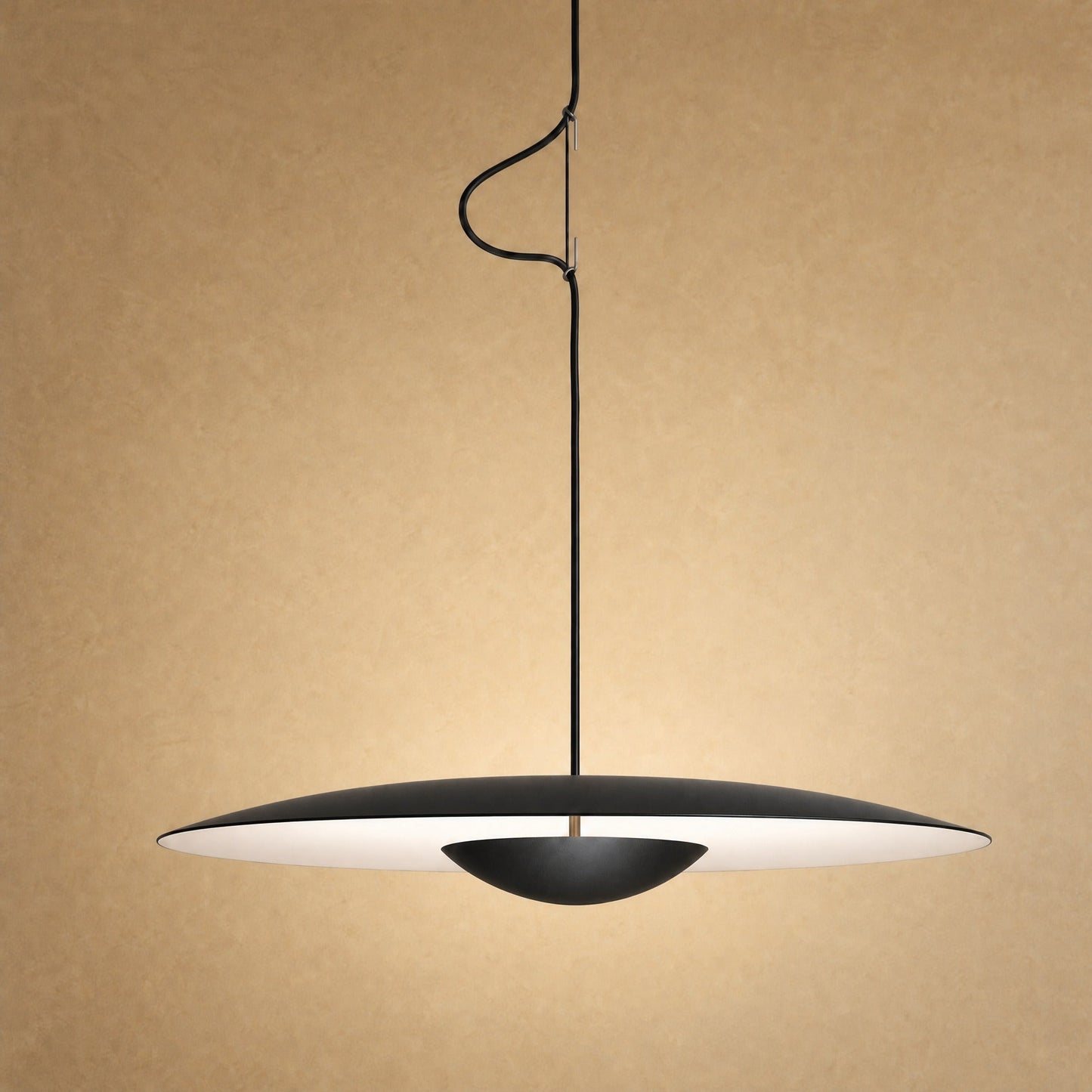Suspension moderne à disque plat, finition noir mat, coupelle noire centrale sur tige de laiton | Delvanie