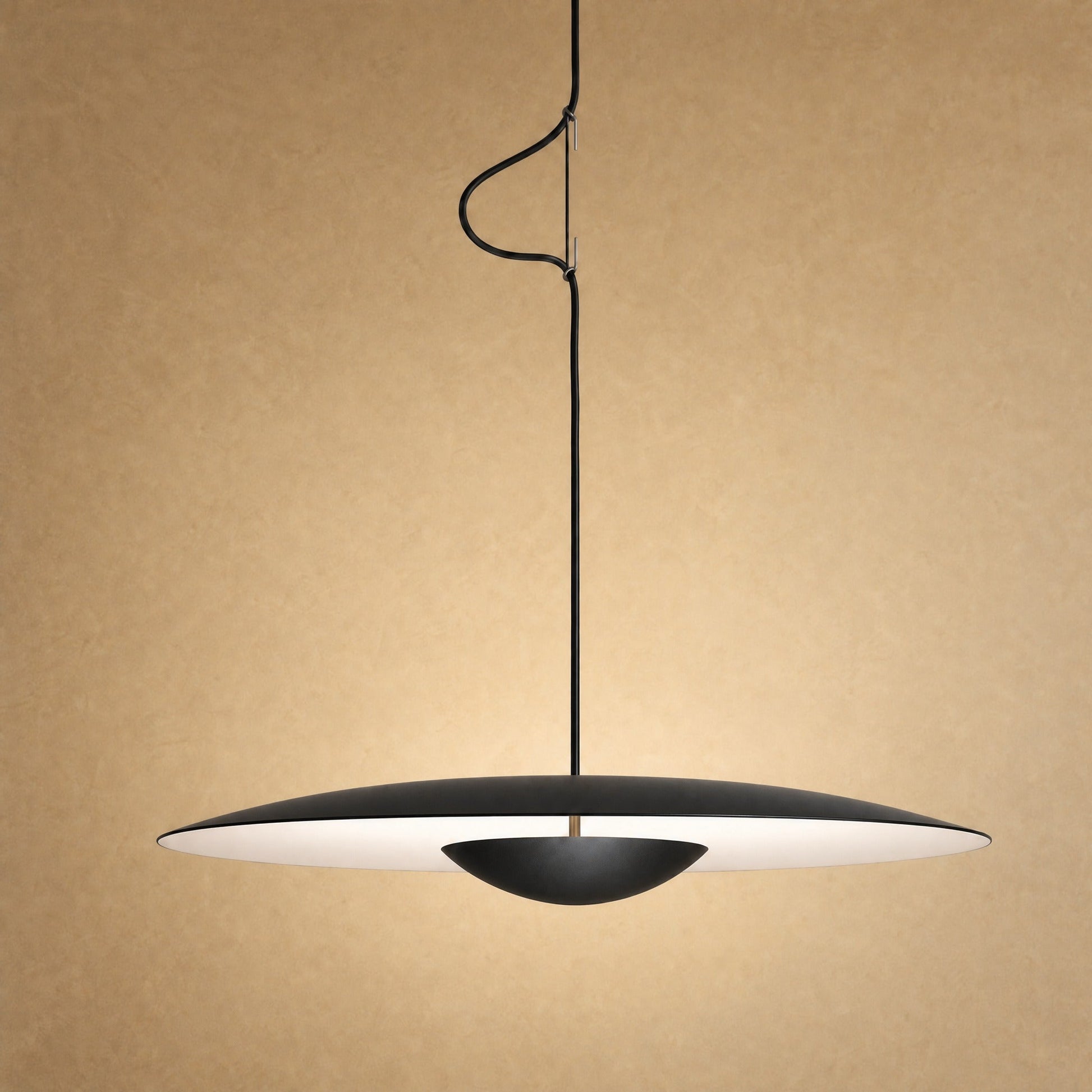 Suspension moderne à disque plat, finition noir mat, coupelle noire centrale sur tige de laiton | Delvanie