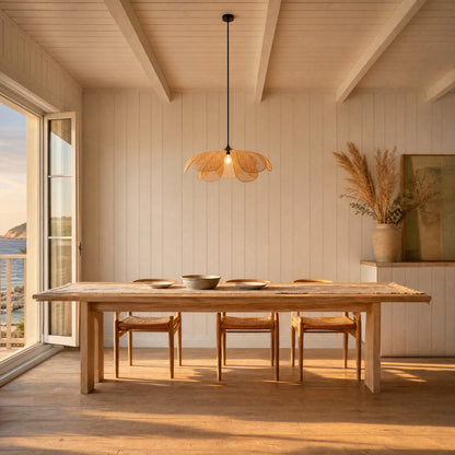 Suspension en osier allumée au-dessus d'une table de salle à manger de bord de mer | Delvanie