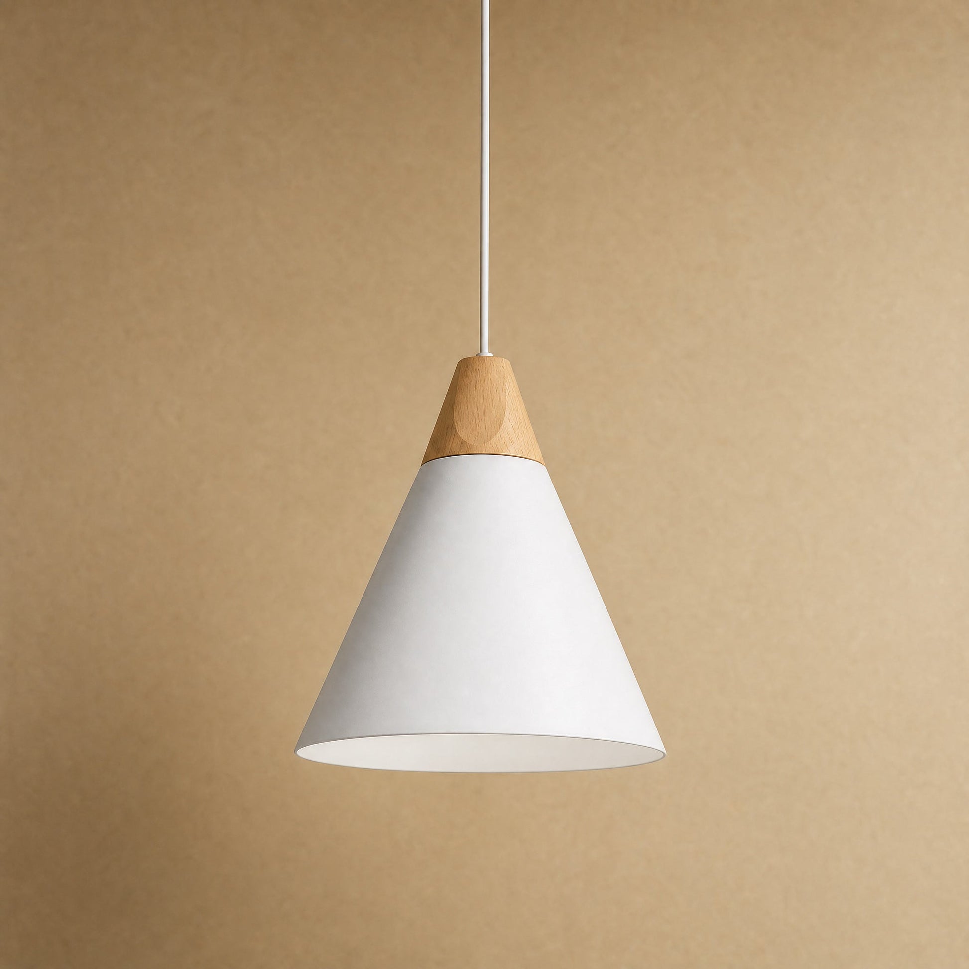 Suspension scandinave Askelya silhouette cône blanc, bois massif et fer laqué | Delvanie