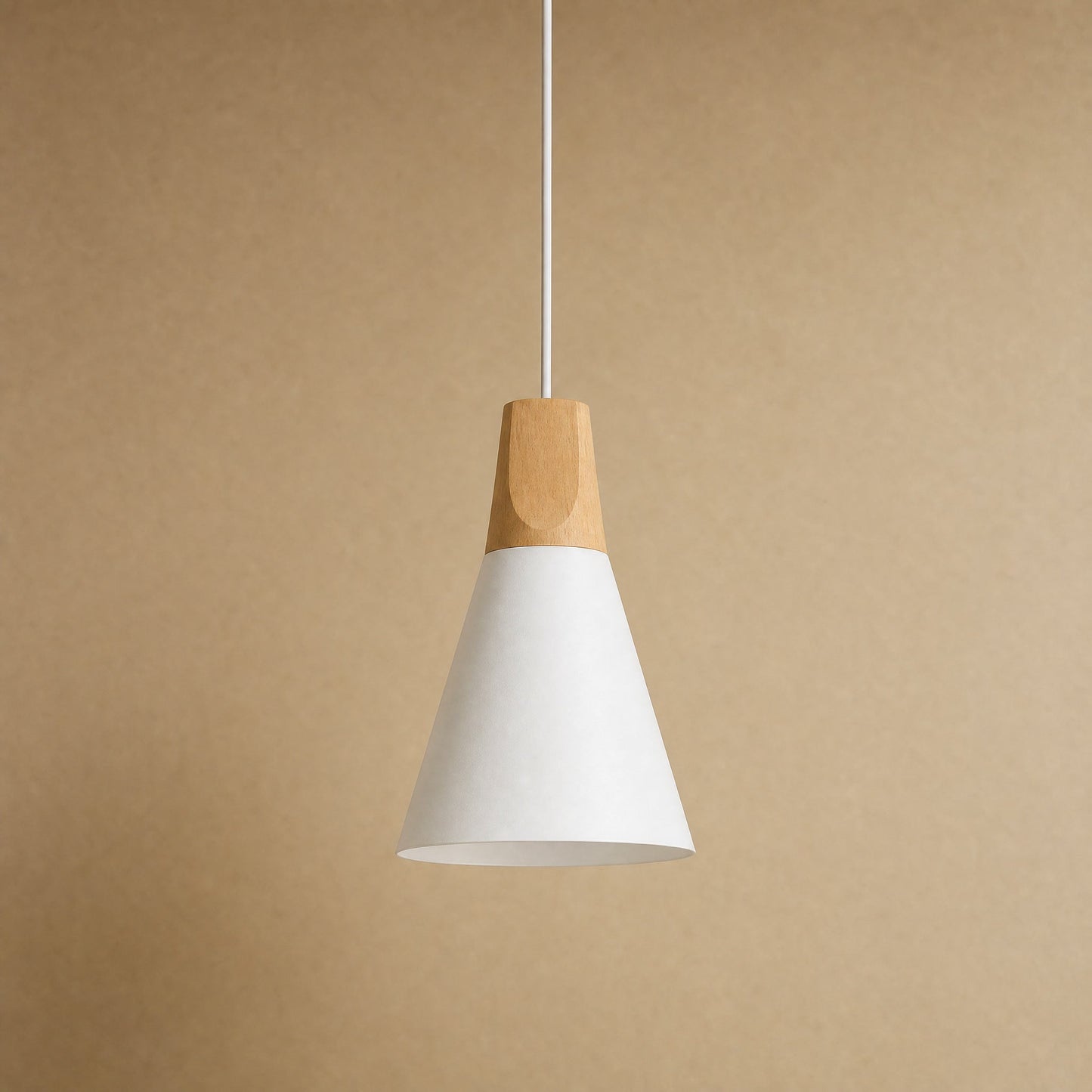 Suspension scandinave Askelya silhouette fuseau blanc, bois massif et fer laqué | Delvanie