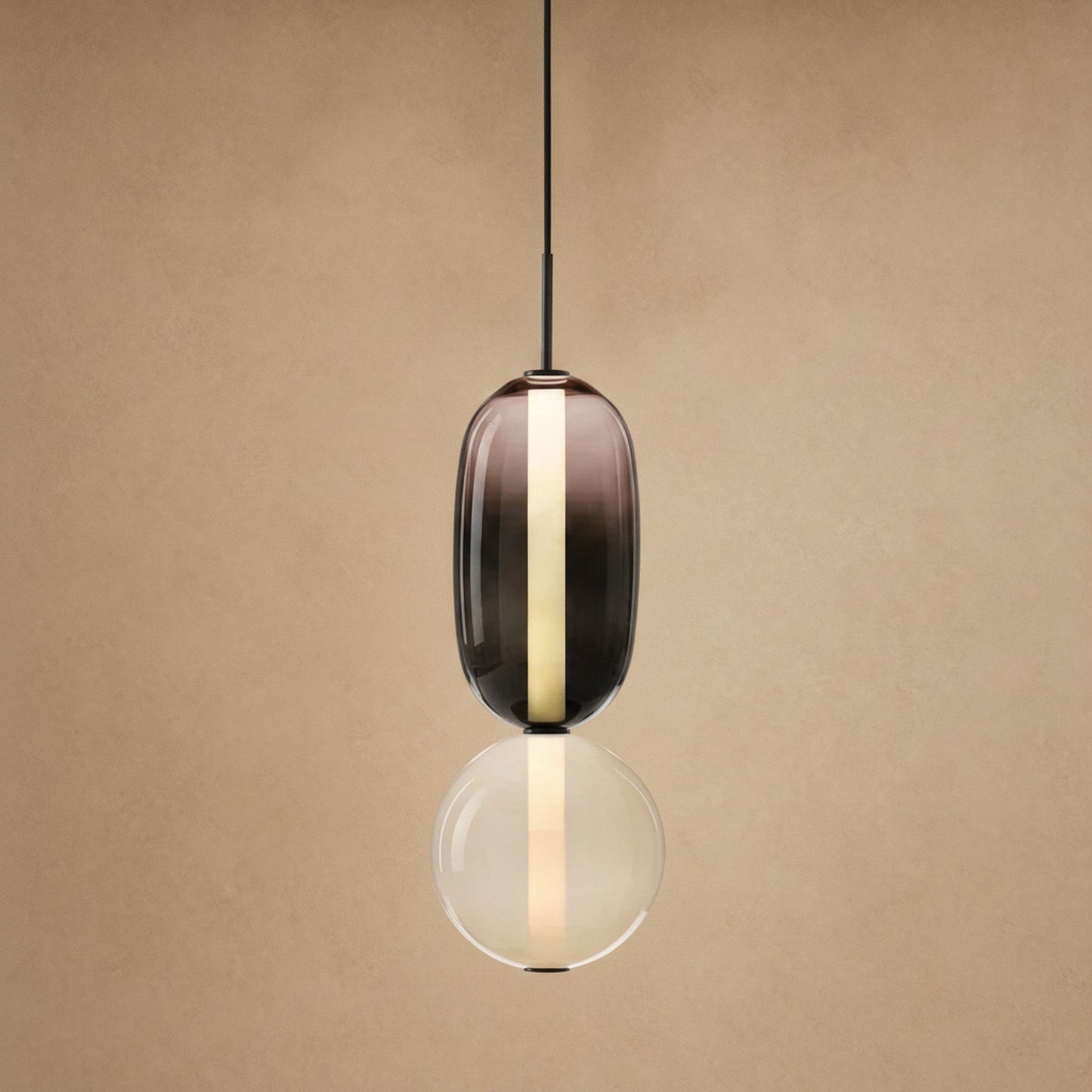 Suspension verre coloré Zuccara, deux perles fumé et crème, hauteur 37 cm | Delvanie