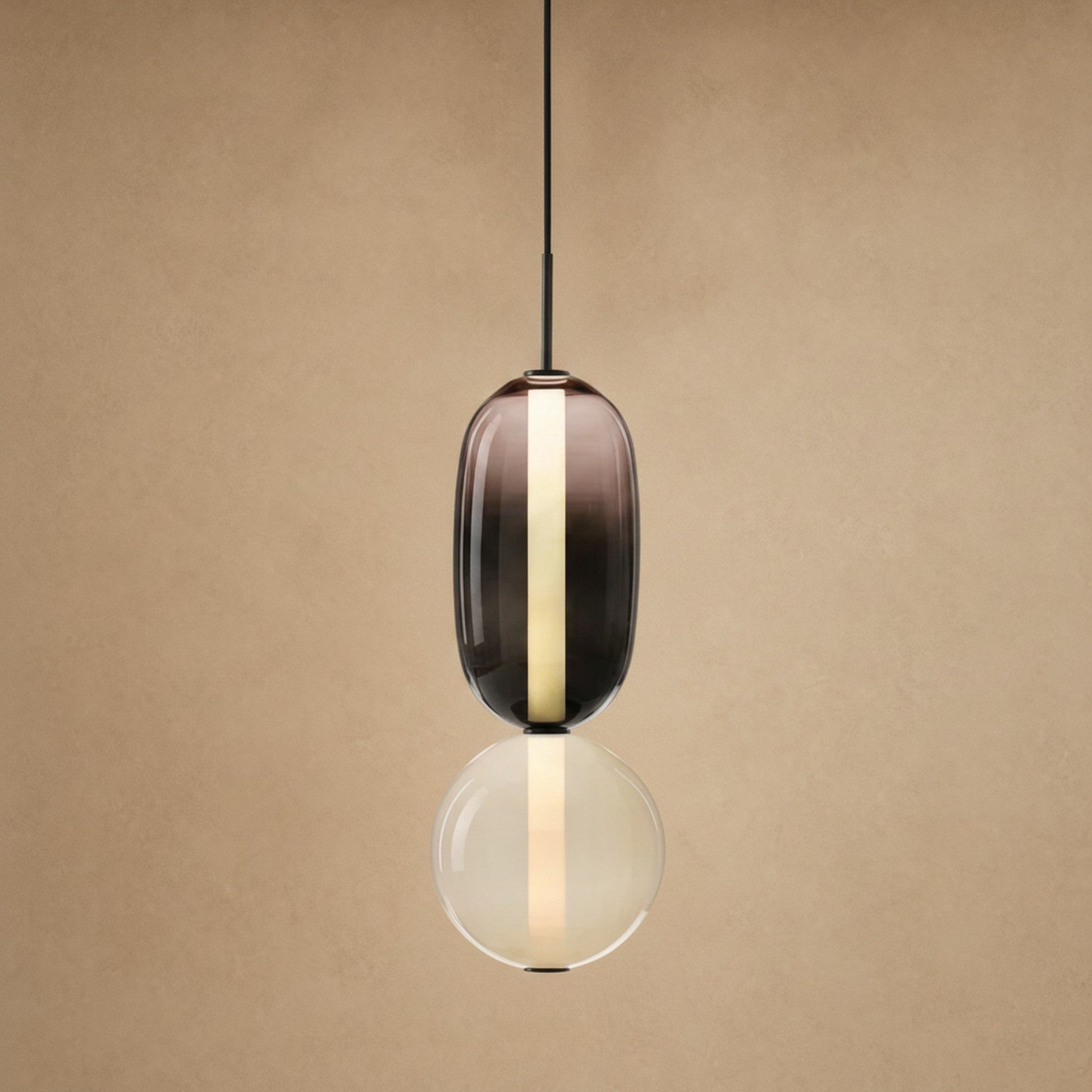 Suspension verre coloré Zuccara, deux perles fumé et crème, hauteur 37 cm | Delvanie