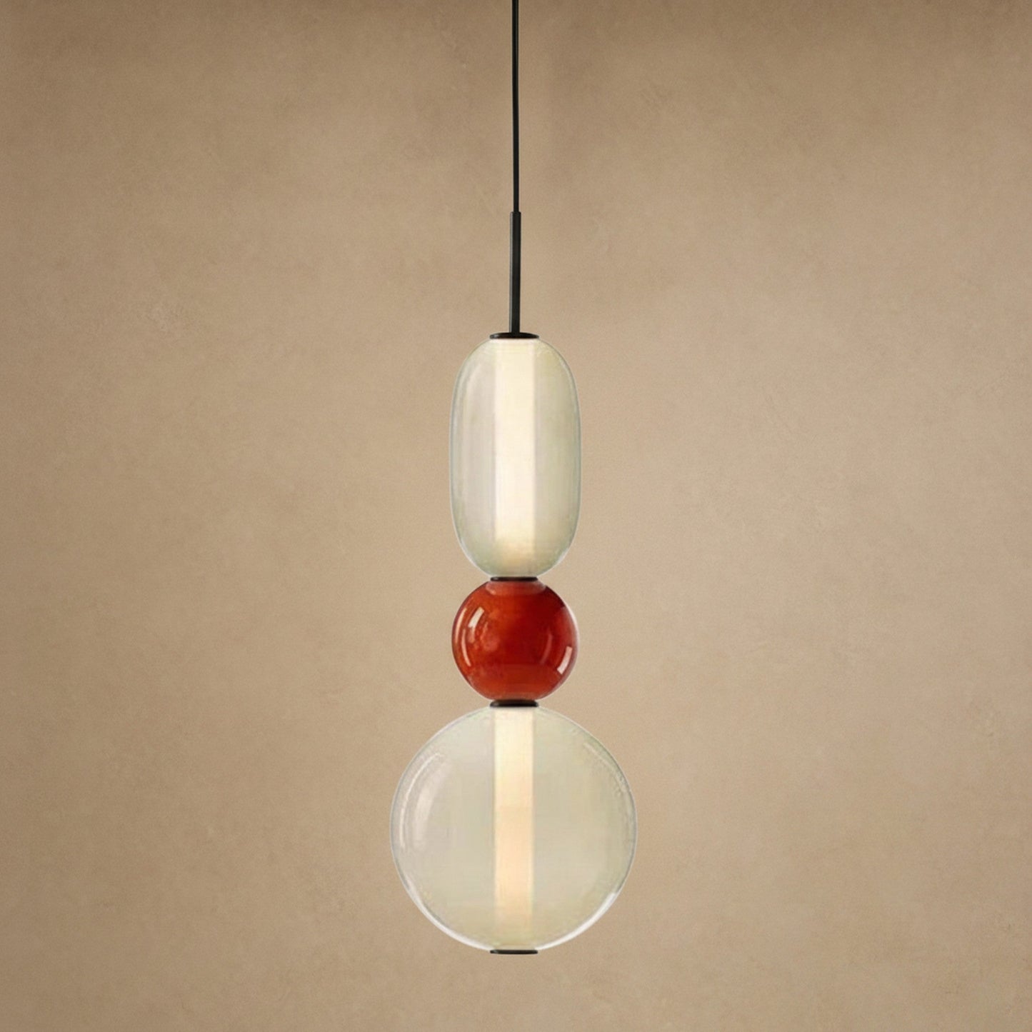 Suspension verre coloré Zuccara, trois perles à bille rouge et crème, hauteur 39 cm | Delvanie