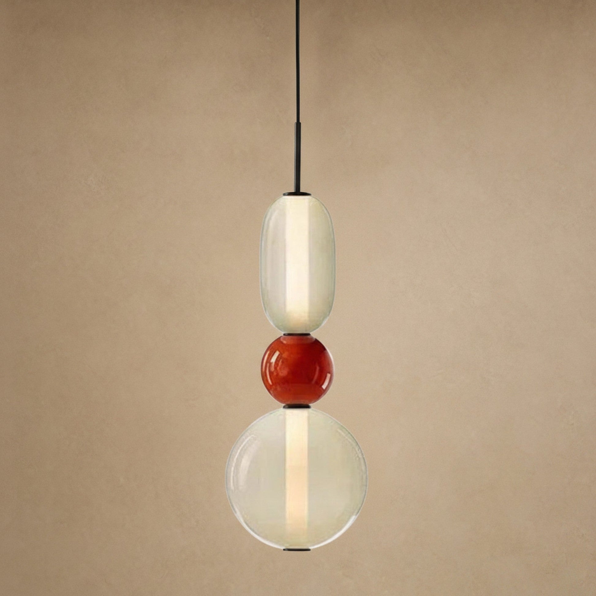 Suspension verre coloré Zuccara, trois perles à bille rouge et crème, hauteur 39 cm | Delvanie