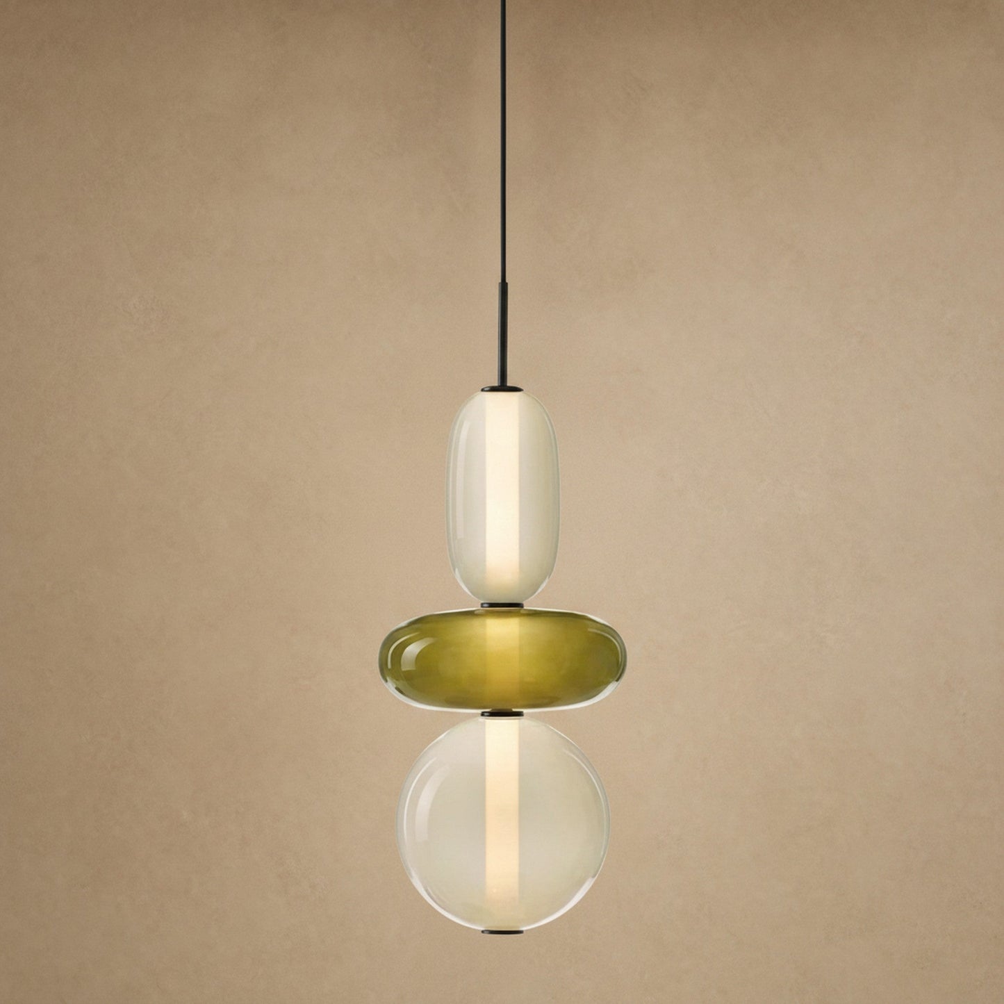 Suspension verre coloré Zuccara, trois perles à galet olive et crème, hauteur 39 cm | Delvanie