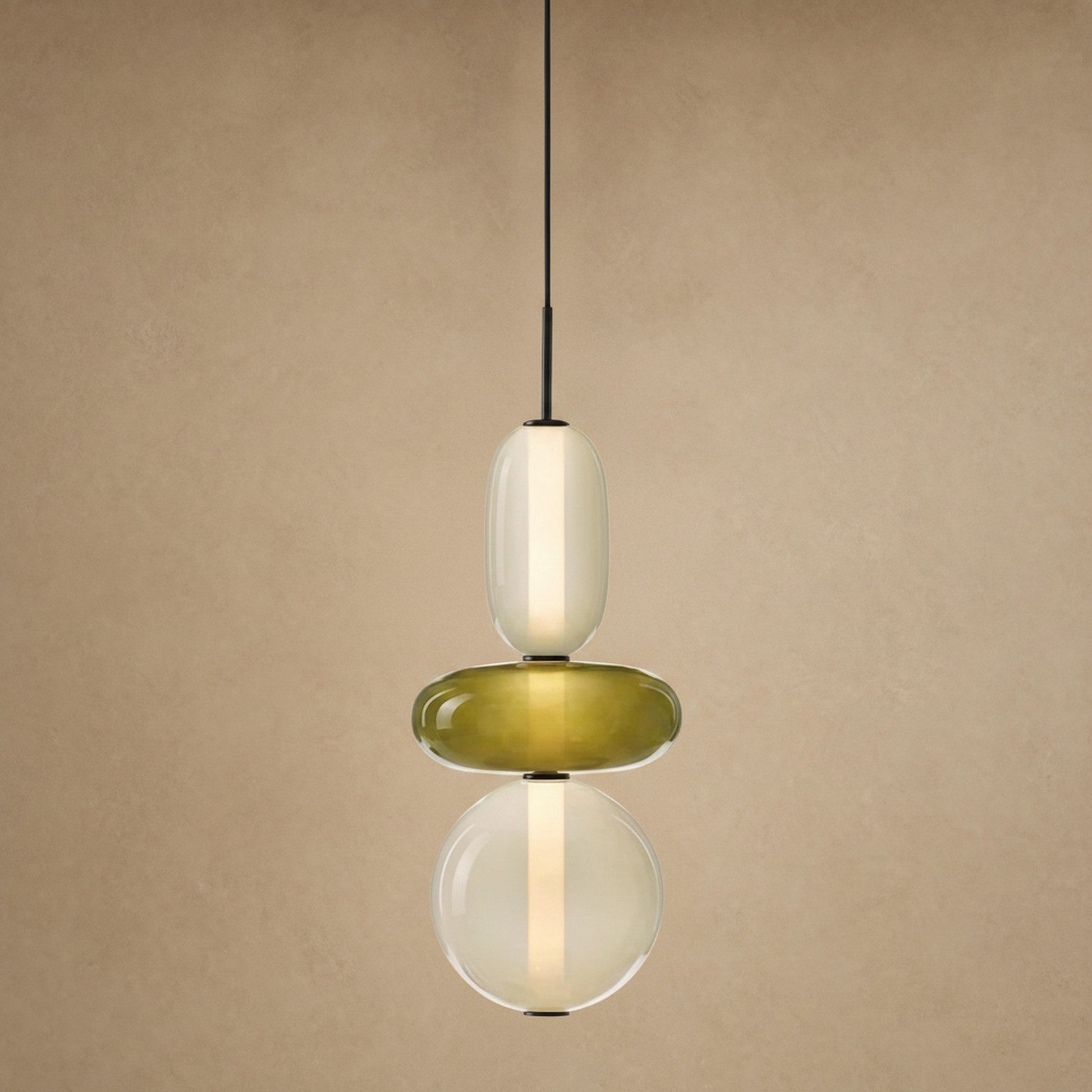 Suspension verre coloré Zuccara, trois perles à galet olive et crème, hauteur 39 cm | Delvanie
