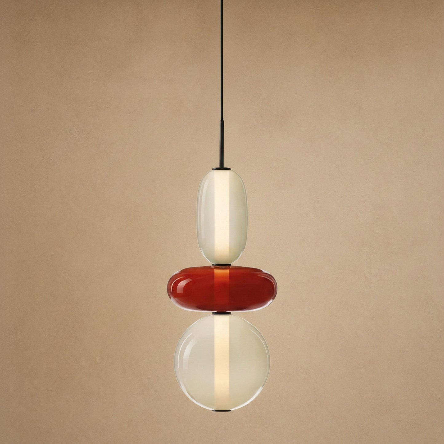 Suspension verre coloré Zuccara, trois perles à galet rouge et crème, hauteur 39 cm | Delvanie