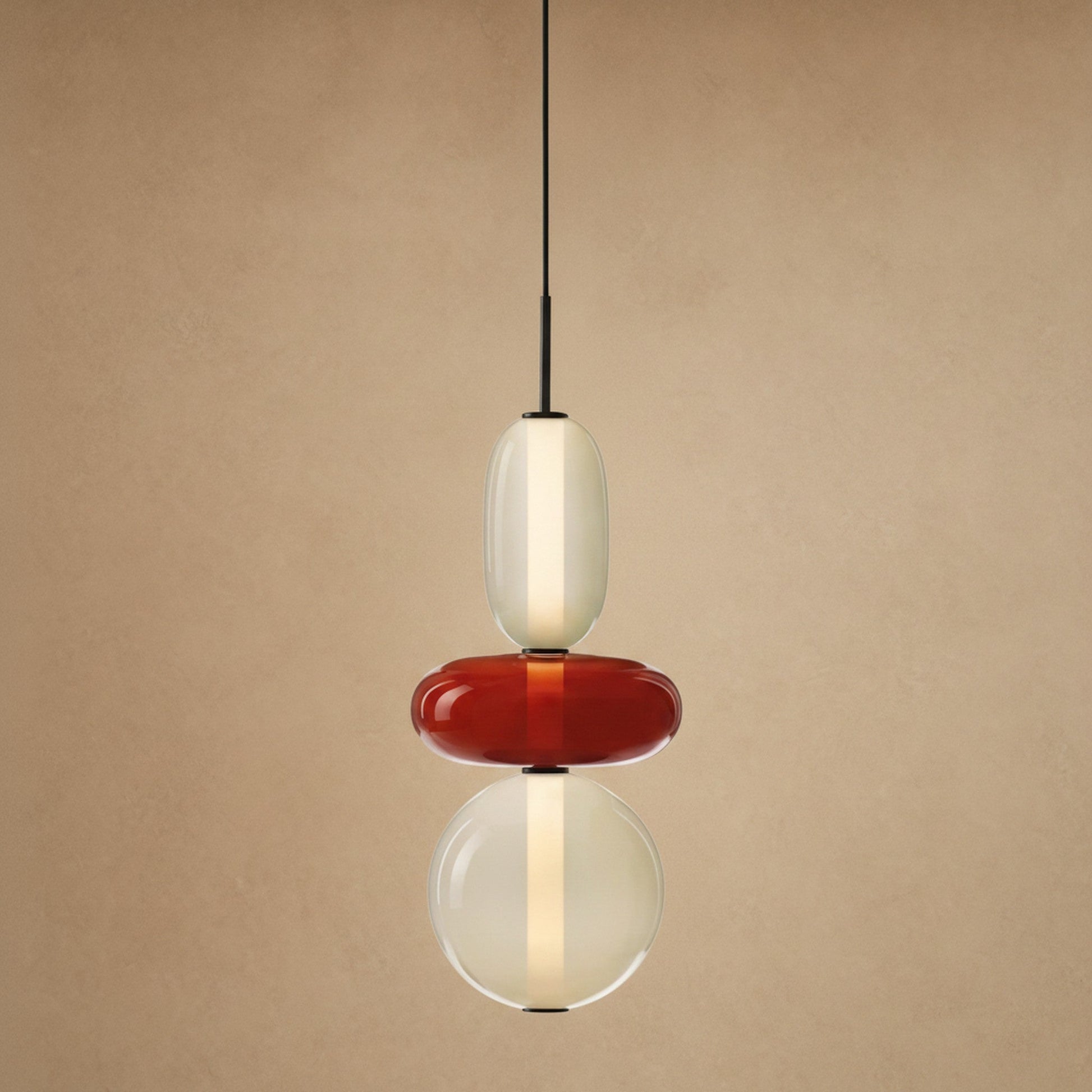 Suspension verre coloré Zuccara, trois perles à galet rouge et crème, hauteur 39 cm | Delvanie