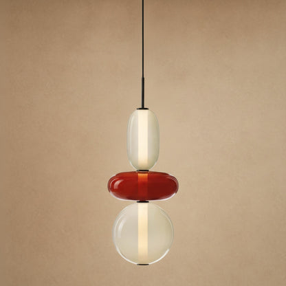 Suspension verre coloré Zuccara, trois perles à galet rouge et crème, hauteur 39 cm | Delvanie