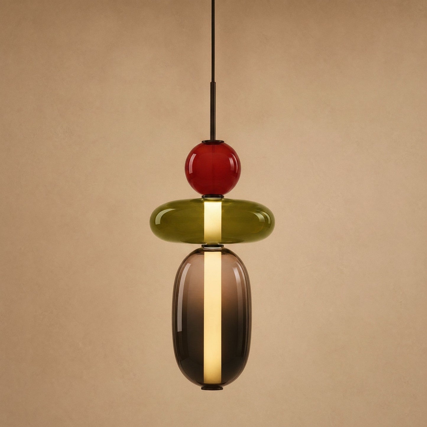 Suspension verre coloré Zuccara, trois perles rouge, olive et fumé, hauteur 37 cm | Delvanie