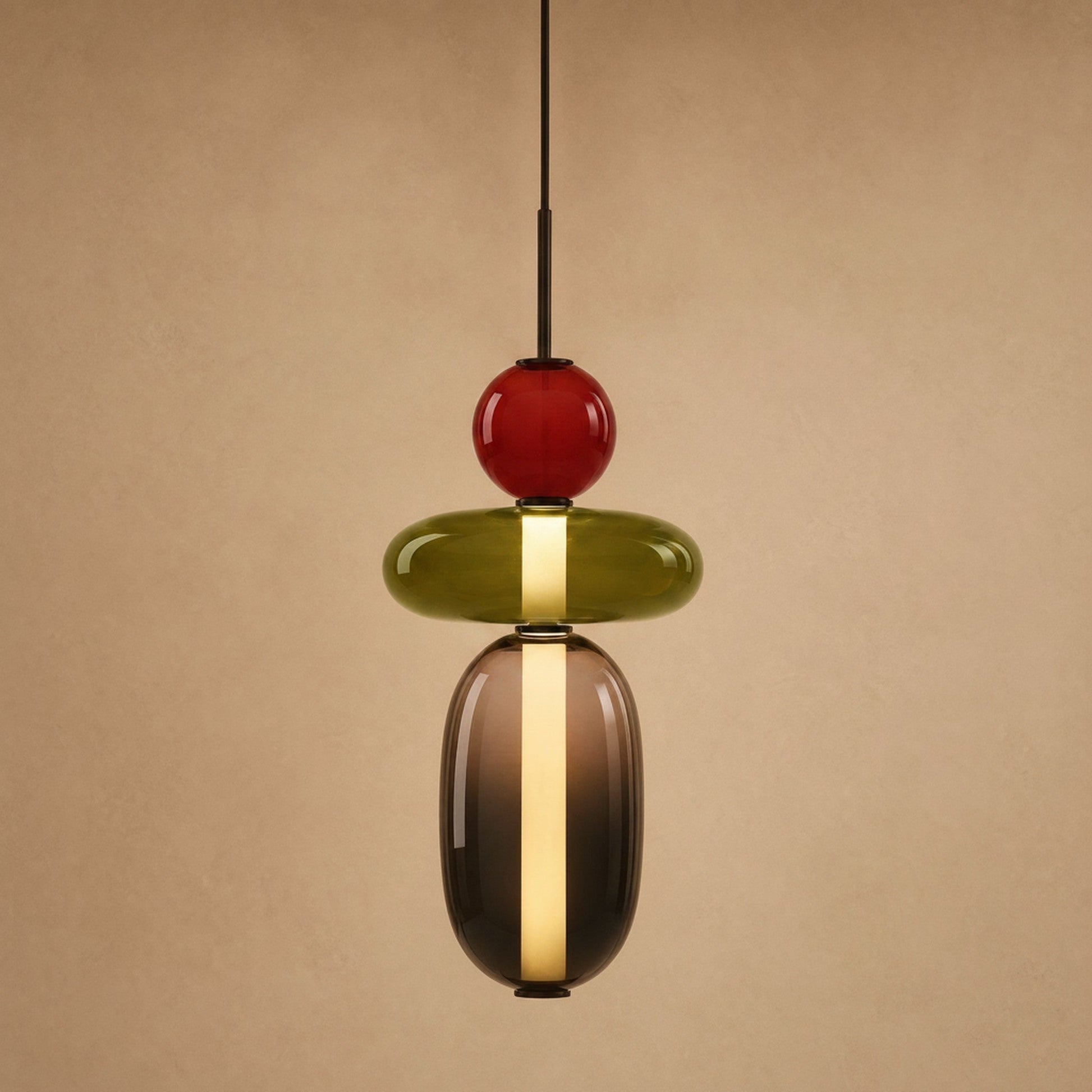Suspension verre coloré Zuccara, trois perles rouge, olive et fumé, hauteur 37 cm | Delvanie
