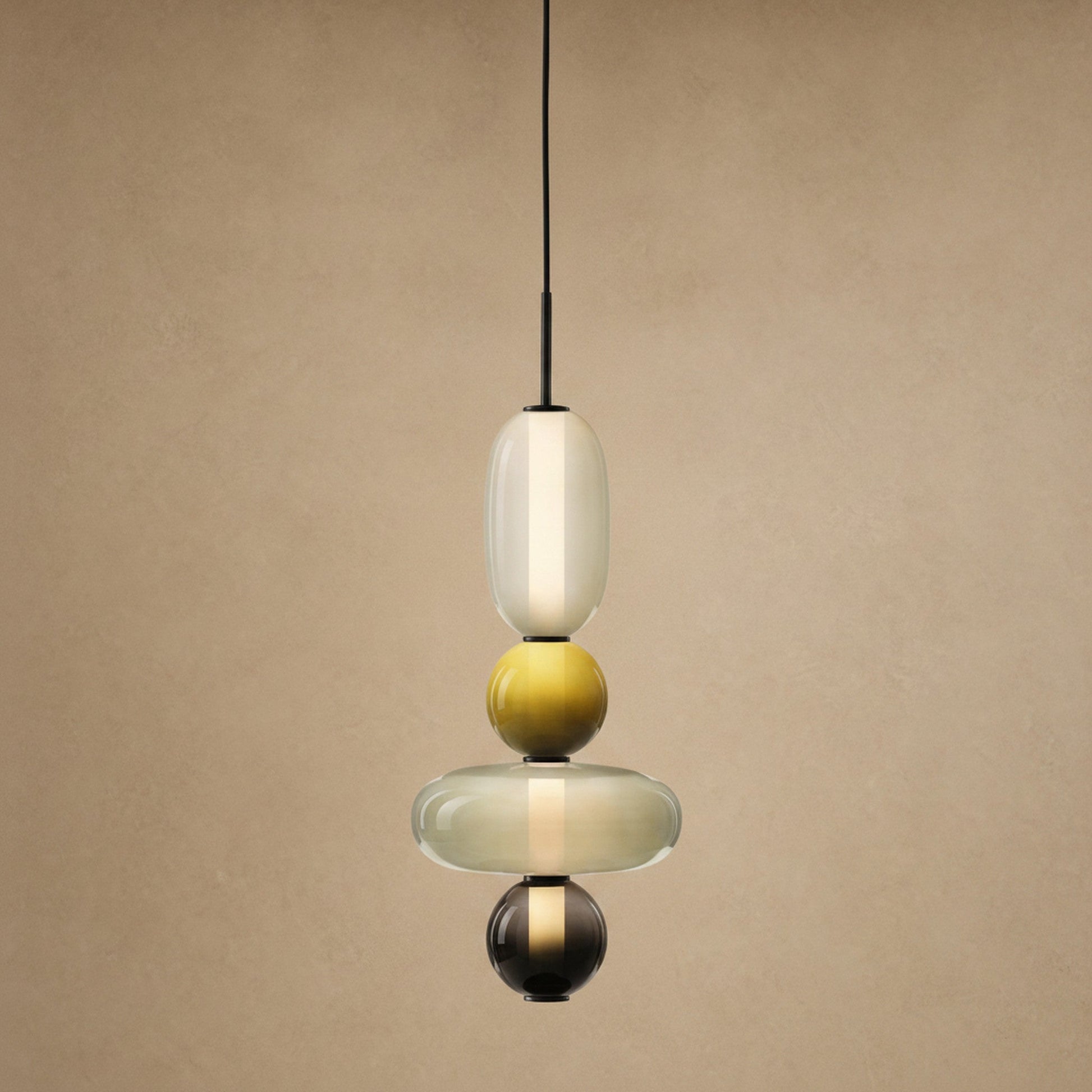 Suspension verre coloré Zuccara, quatre perles à bille jaune et galet olive, hauteur 50 cm | Delvanie