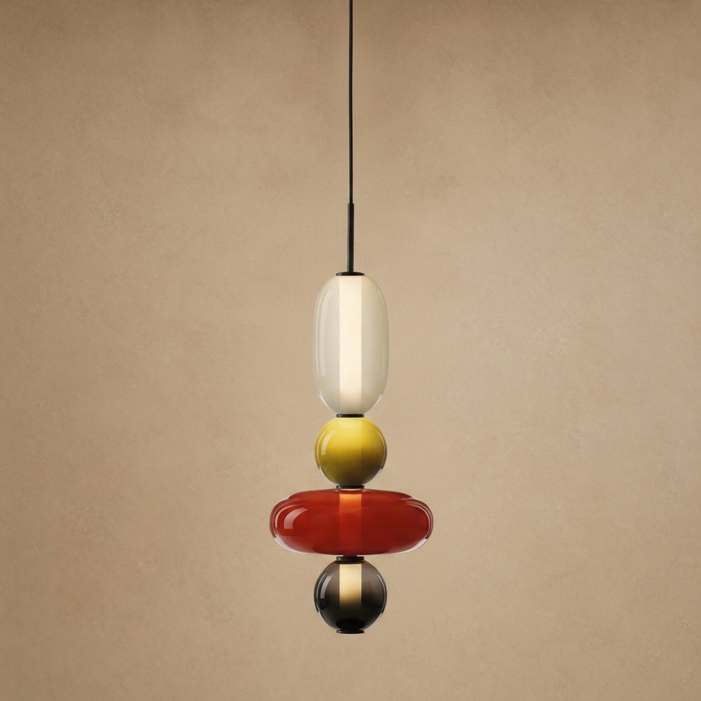 Suspension verre coloré Zuccara, quatre perles à bille jaune et galet rouge, hauteur 50 cm | Delvanie