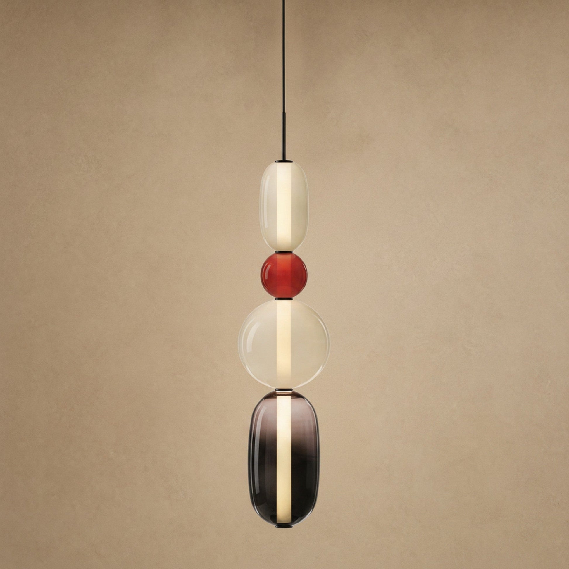 Suspension verre coloré Zuccara, quatre perles à bille rouge et fumé, hauteur 69 cm | Delvanie