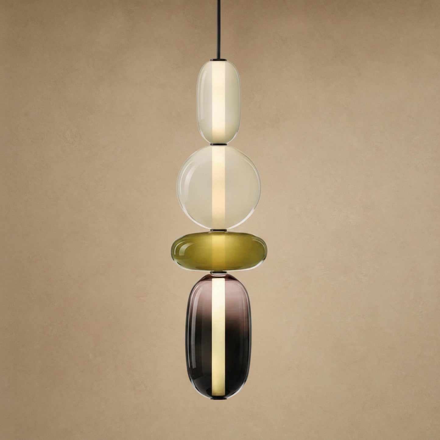 Suspension verre coloré Zuccara, quatre perles crème, olive et fumé, hauteur 59 cm | Delvanie