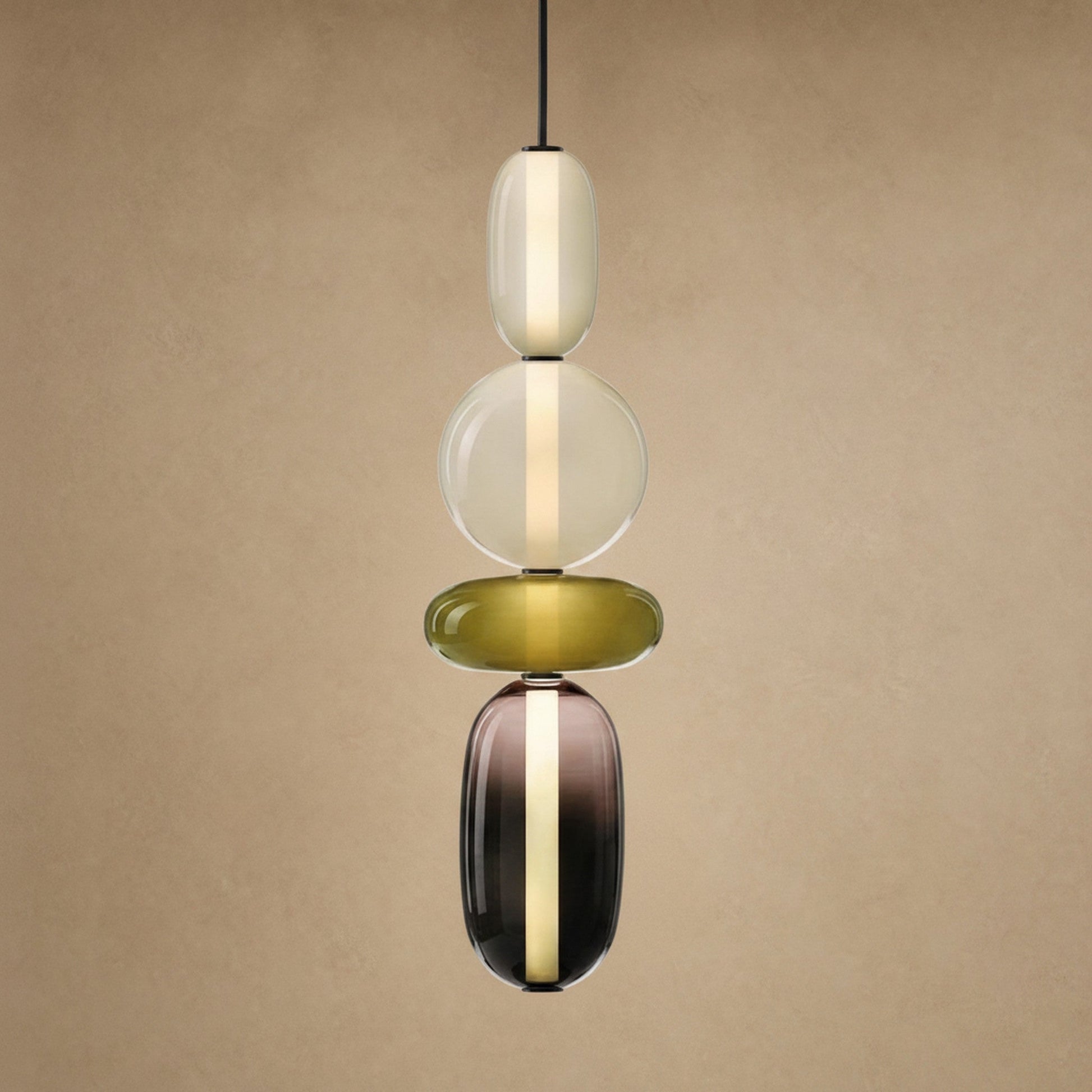 Suspension verre coloré Zuccara, quatre perles crème, olive et fumé, hauteur 59 cm | Delvanie