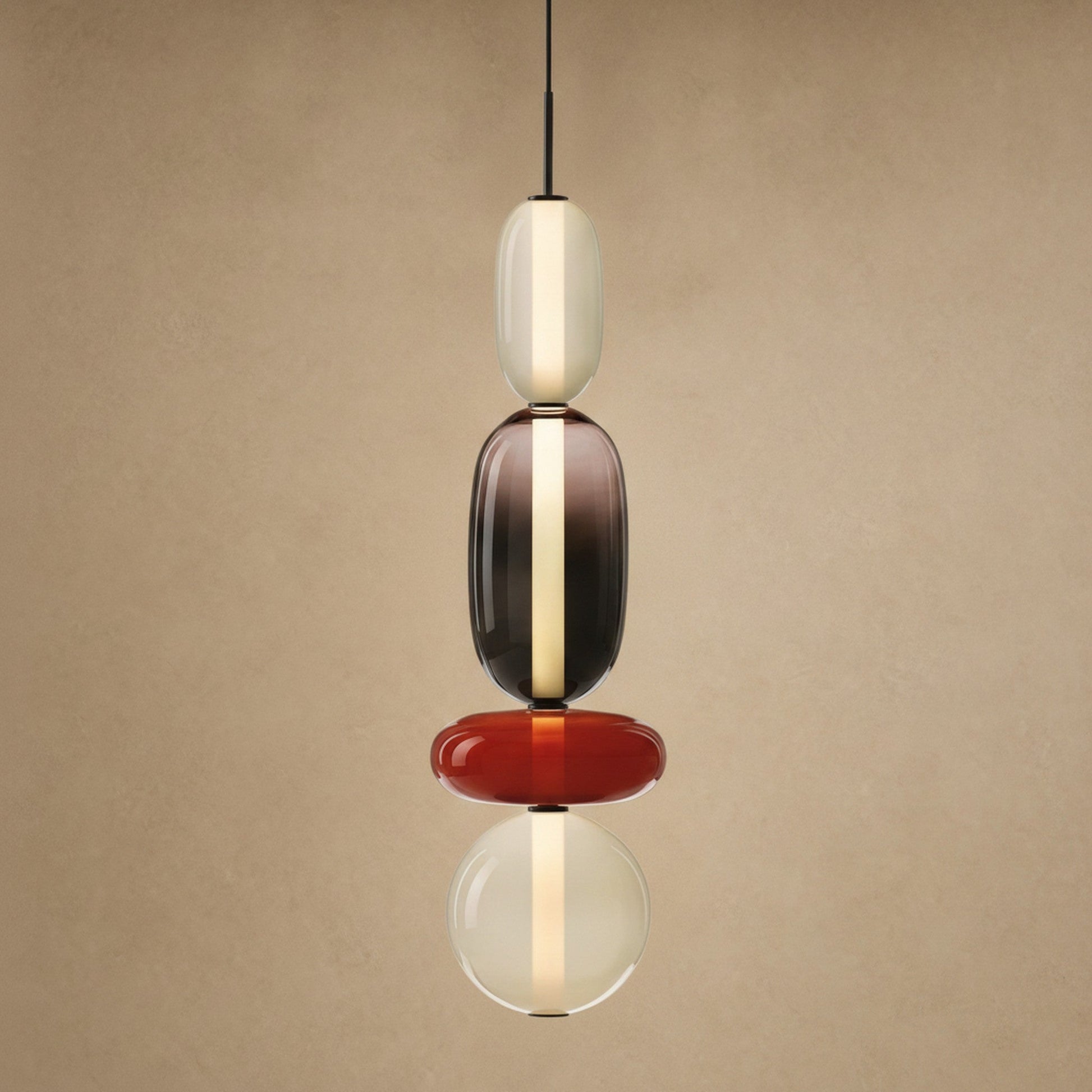 Suspension verre coloré Zuccara, quatre perles fumé, rouge et crème, hauteur 59 cm | Delvanie