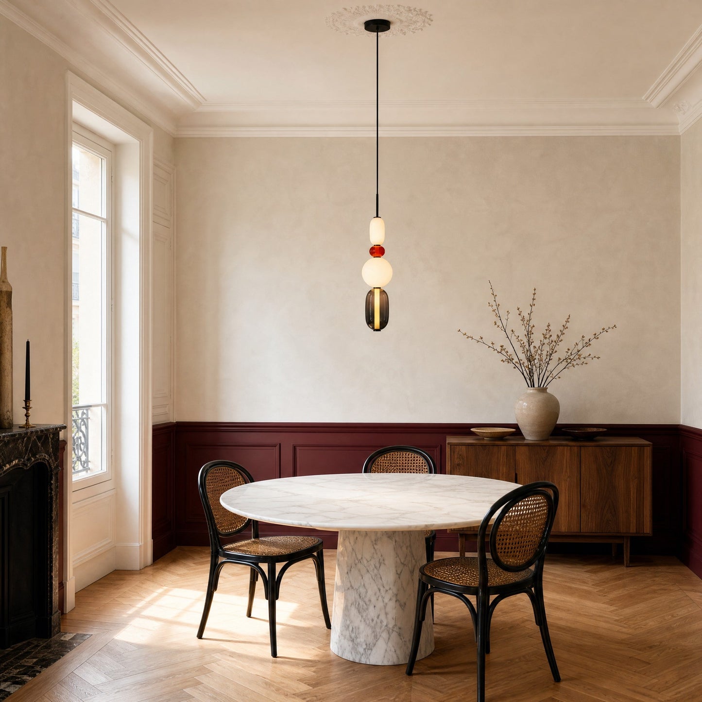 Suspension verre coloré Zuccara quatre perles au-dessus d'une table ronde de marbre art déco | Delvanie