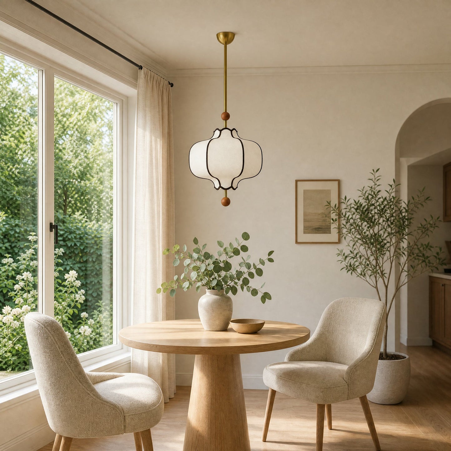 Suspension vintage Volnéa au-dessus d'une table ronde dans un coin repas lumineux | Delvanie